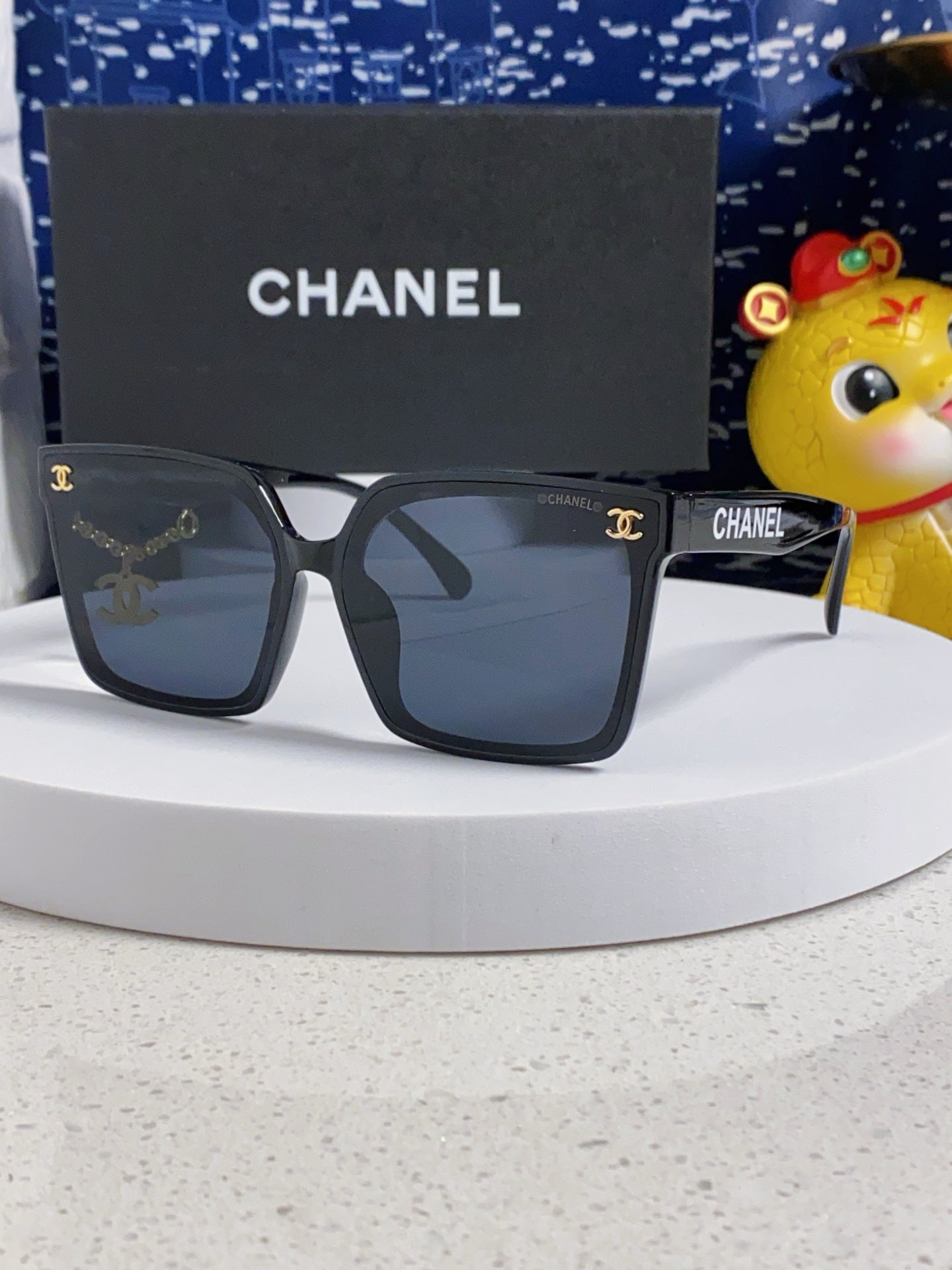 New square-framed women's sunglasses