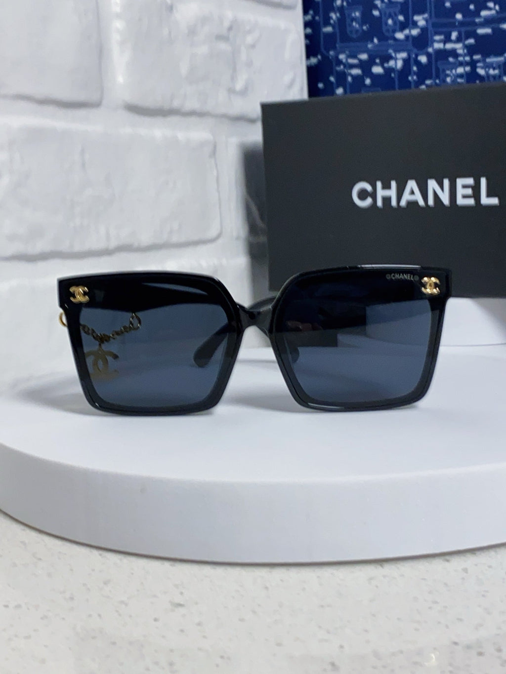 New square-framed women's sunglasses