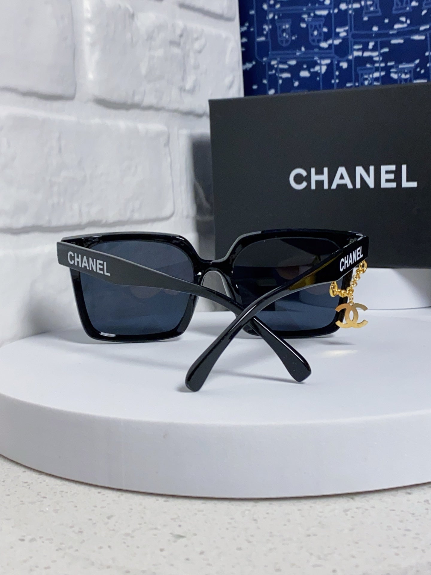 New square-framed women's sunglasses