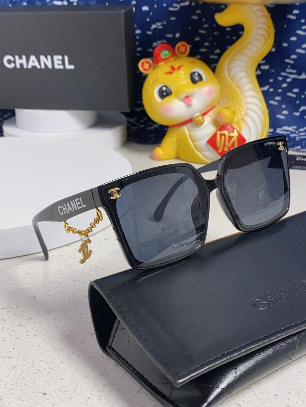 New square-framed women's sunglasses