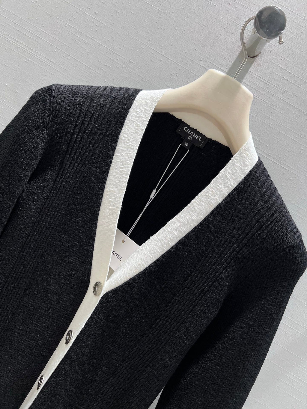 26NEW Color Block V-Neck Knit Cardigan