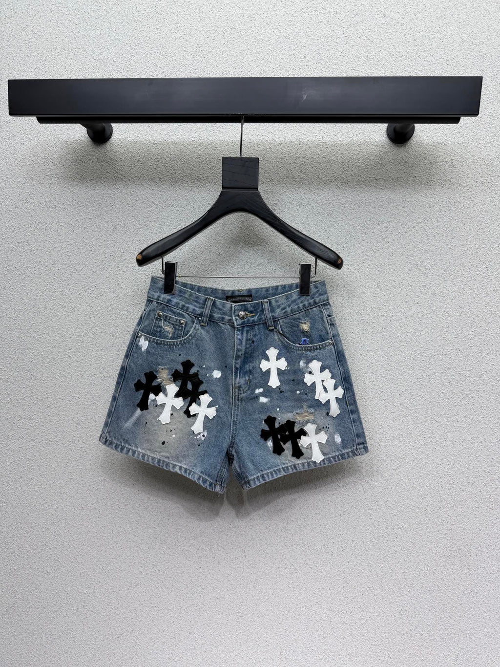 26NEW Heavy-Duty Embroidered Leather Cross Straight-Leg Denim Shorts