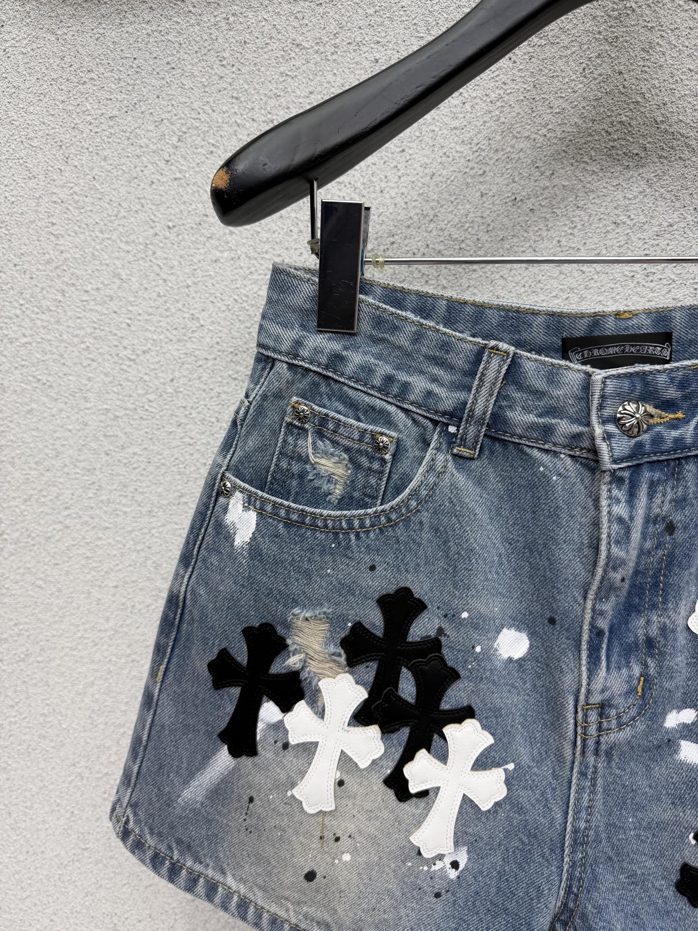 26NEW Heavy-Duty Embroidered Leather Cross Straight-Leg Denim Shorts