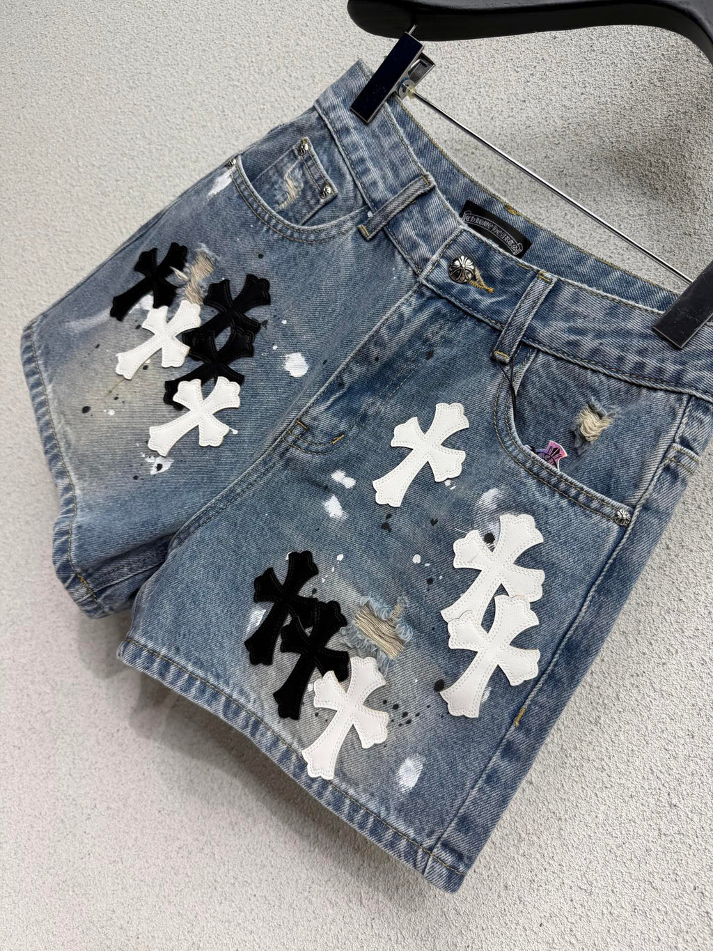 26NEW Heavy-Duty Embroidered Leather Cross Straight-Leg Denim Shorts