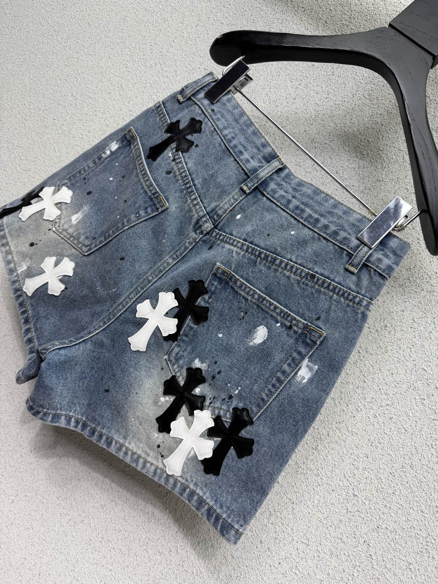 26NEW Heavy-Duty Embroidered Leather Cross Straight-Leg Denim Shorts