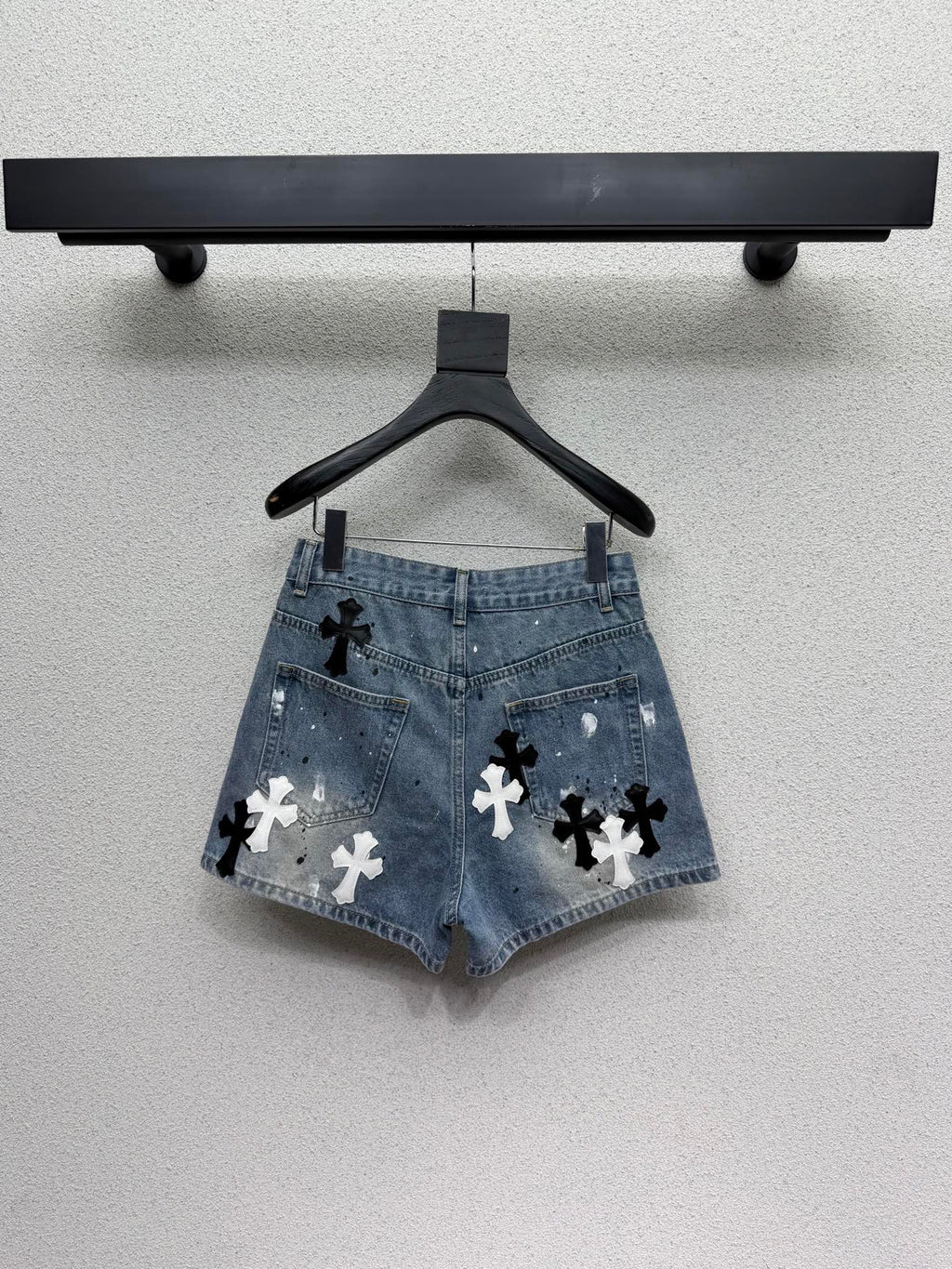 26NEW Heavy-Duty Embroidered Leather Cross Straight-Leg Denim Shorts