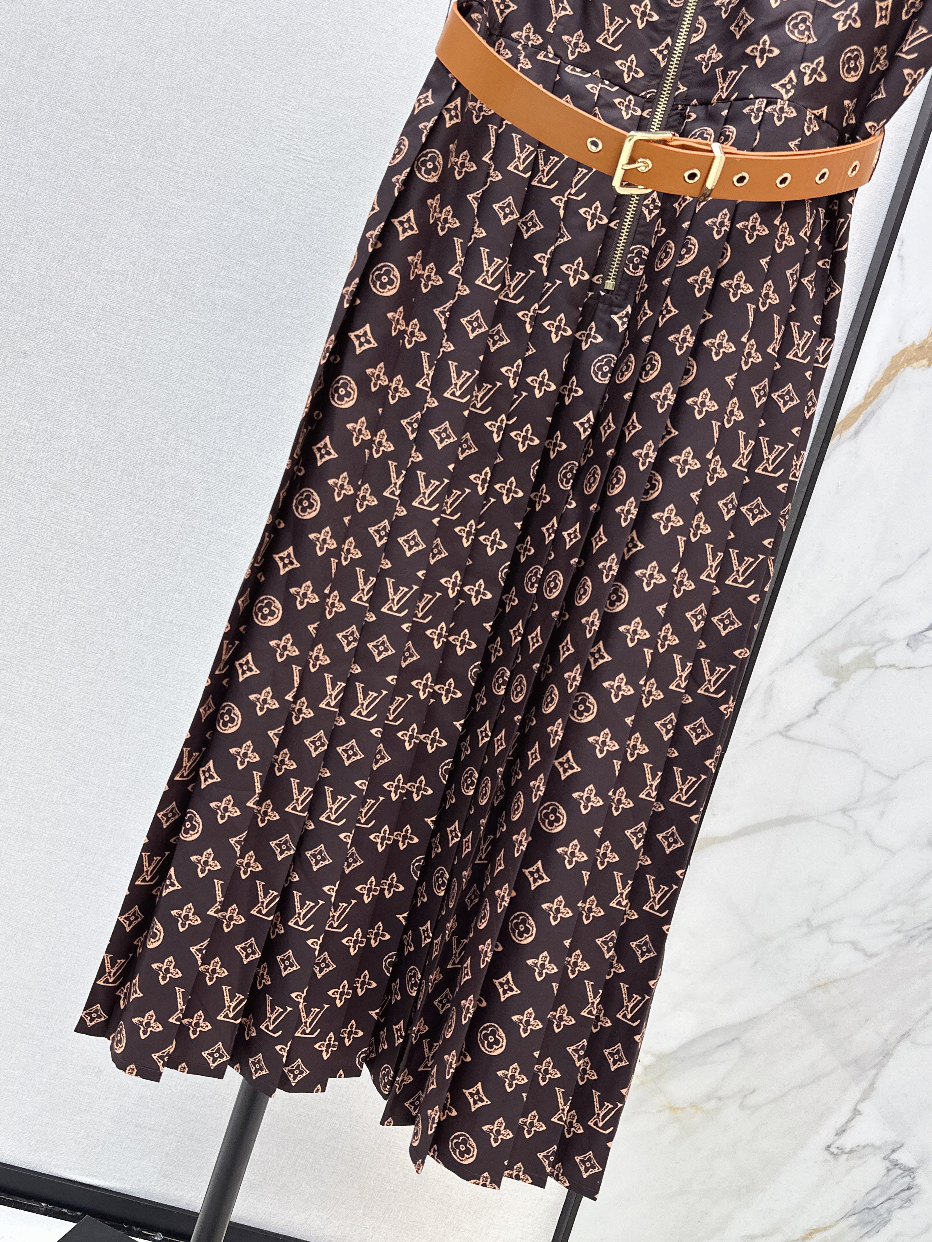 26NEW Printed Long Pleated Dress