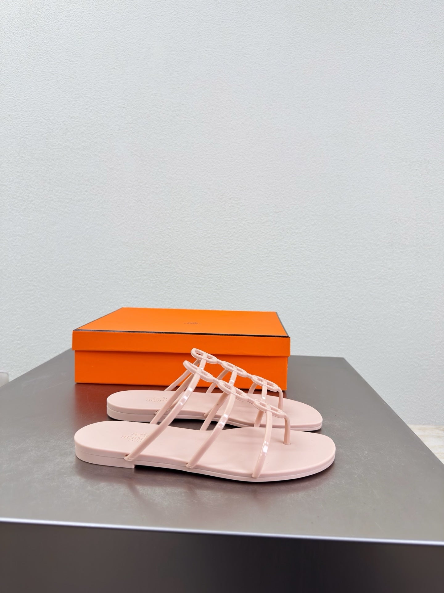 Simple and sexy one-piece molded slippers