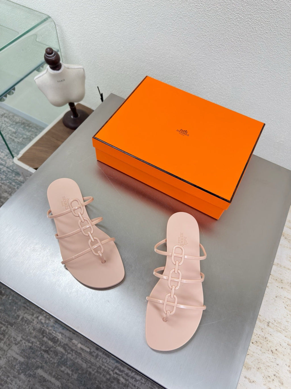 Simple and sexy one-piece molded slippers