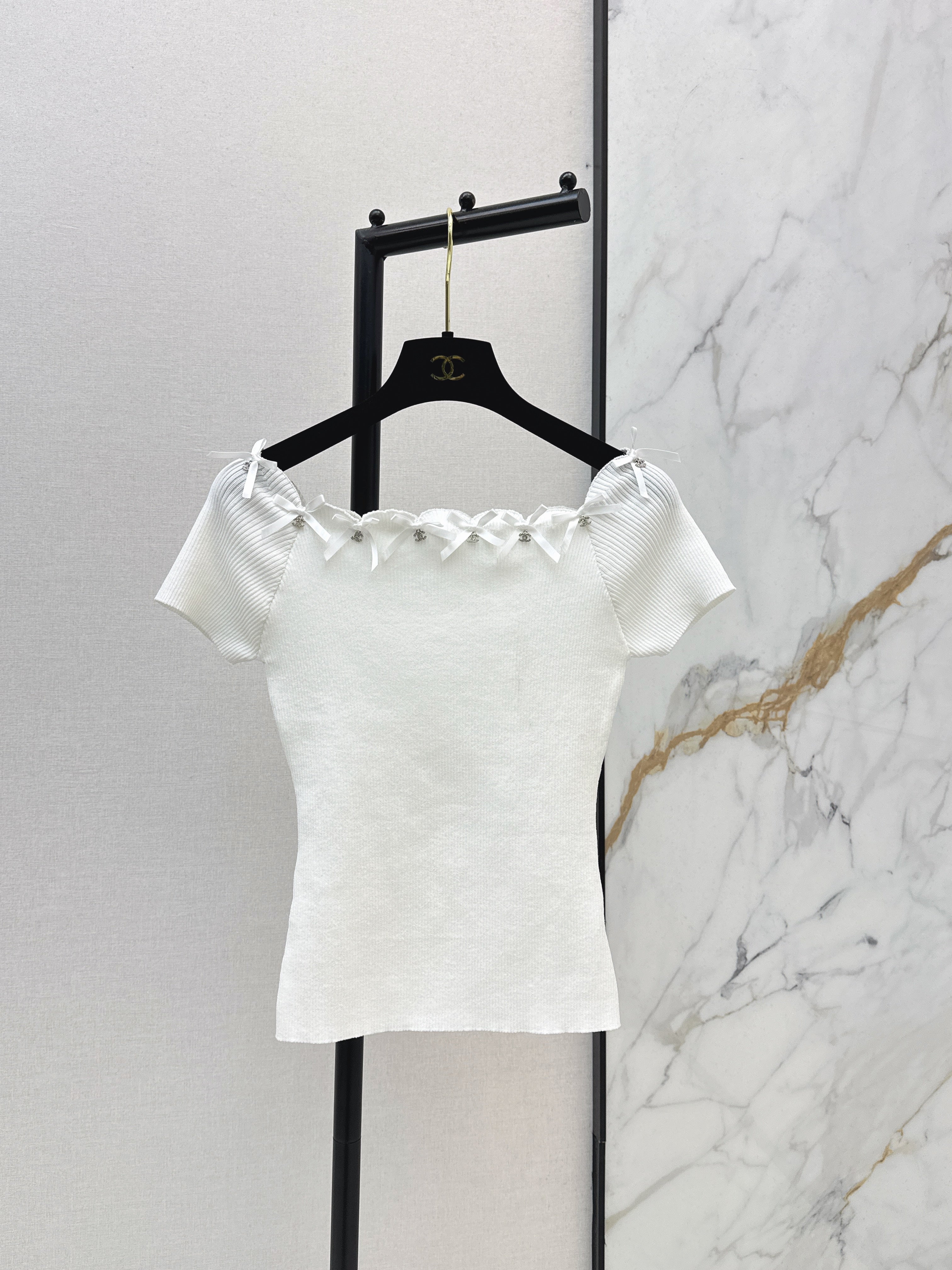 26SS New Hardware-Decorated Off-Shoulder Short-Sleeve Knit Top