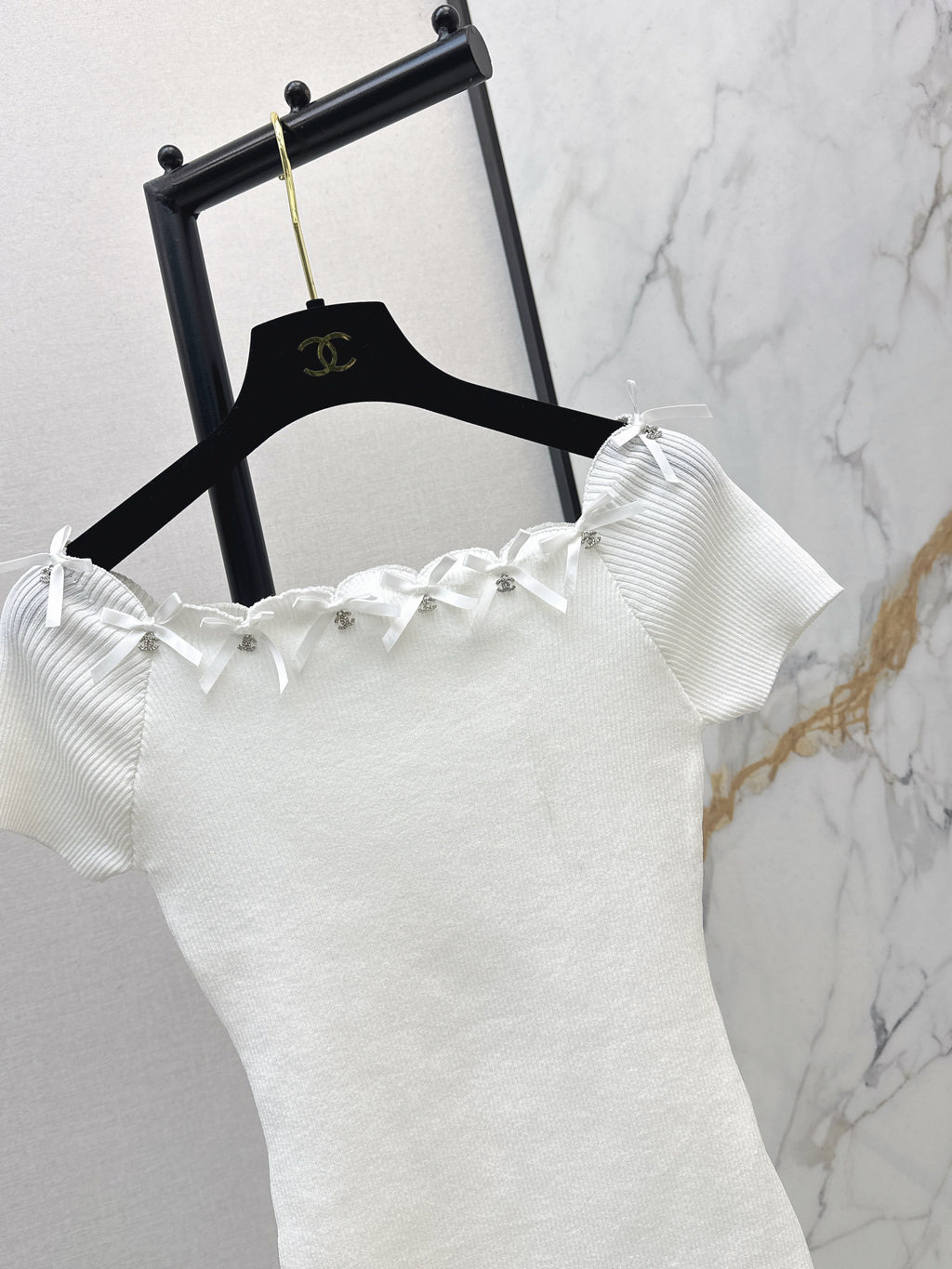 26SS New Hardware-Decorated Off-Shoulder Short-Sleeve Knit Top