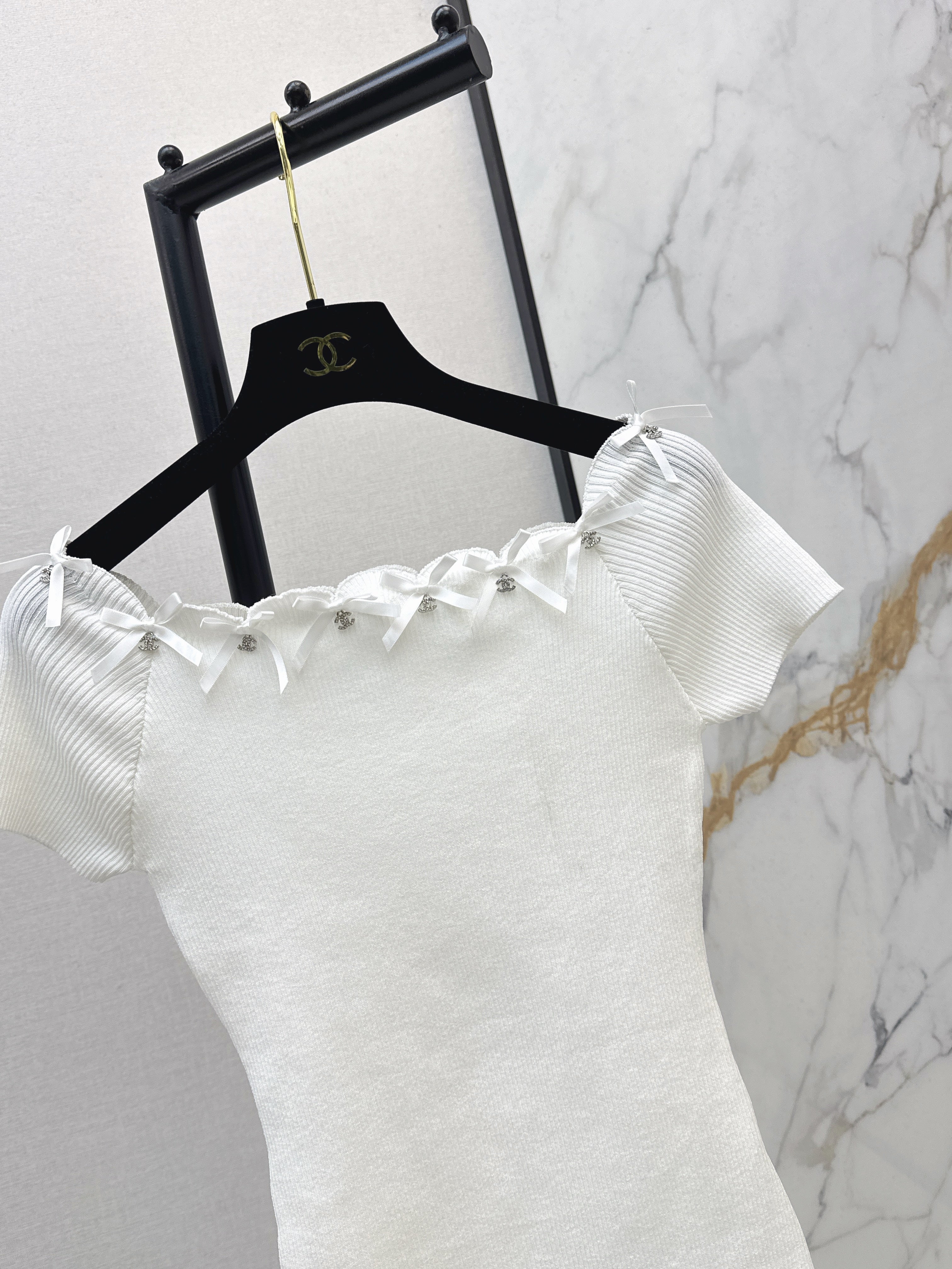 26SS New Hardware-Decorated Off-Shoulder Short-Sleeve Knit Top