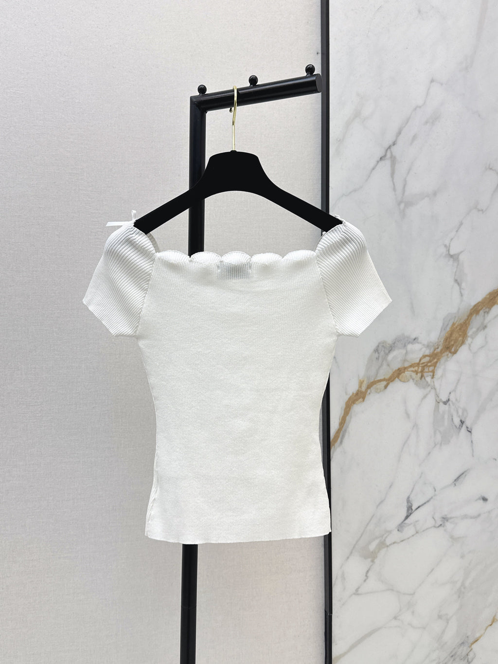 26SS New Hardware-Decorated Off-Shoulder Short-Sleeve Knit Top