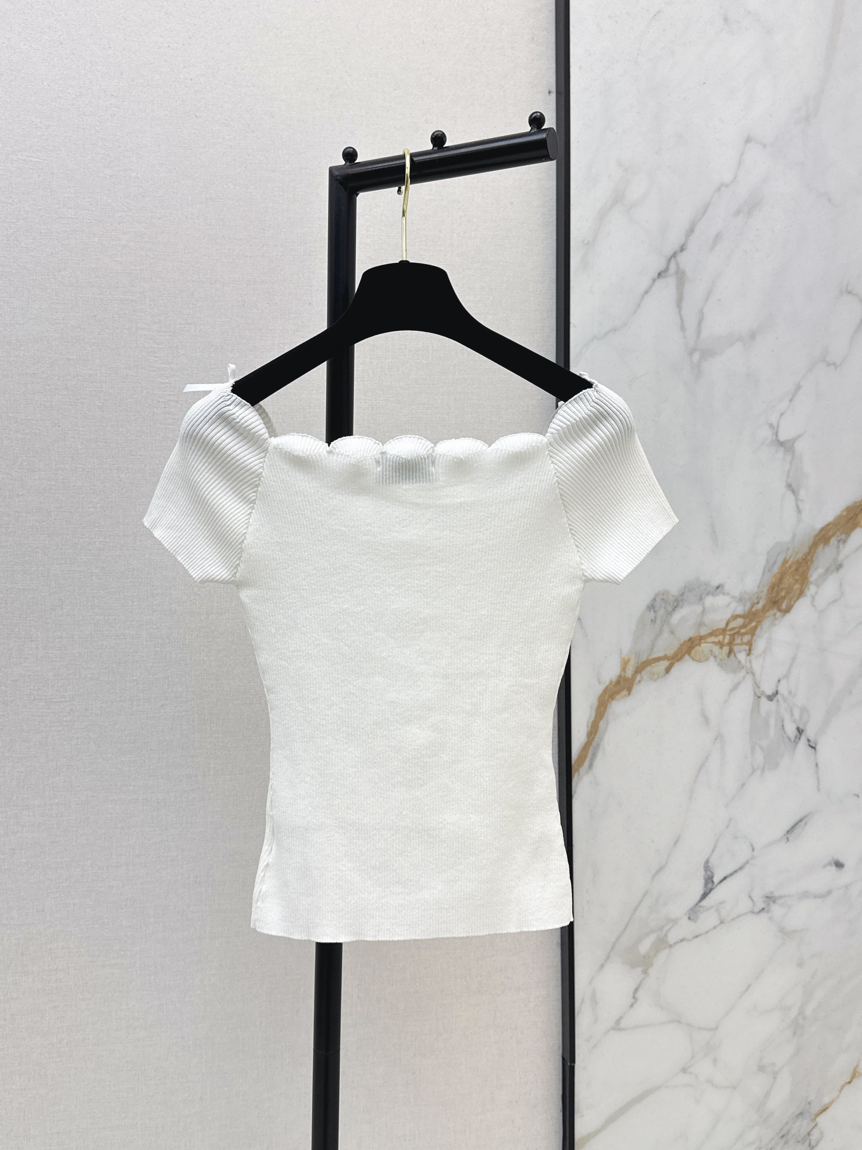 26SS New Hardware-Decorated Off-Shoulder Short-Sleeve Knit Top