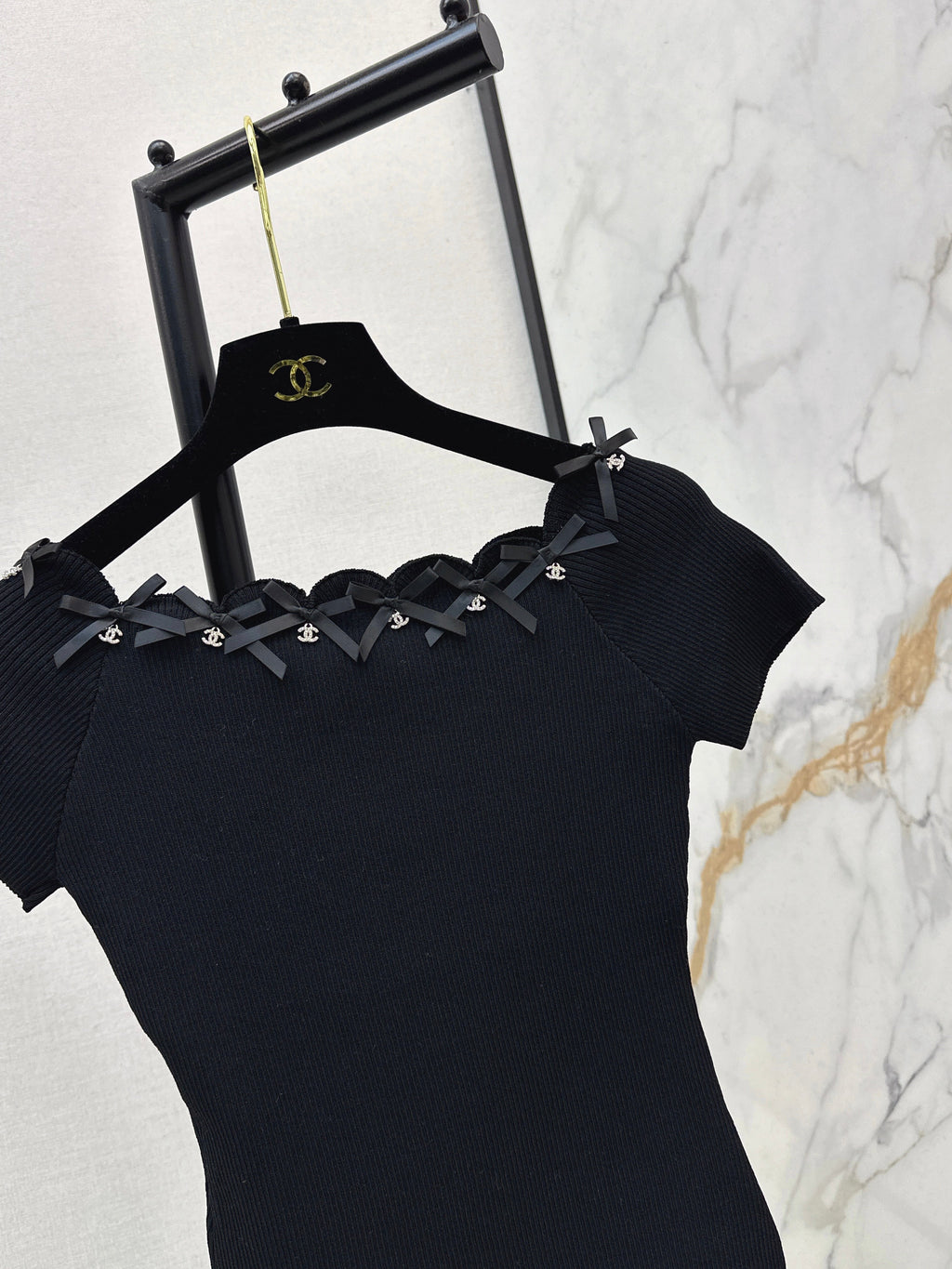 26SS New Hardware-Decorated Off-Shoulder Short-Sleeve Knit Top