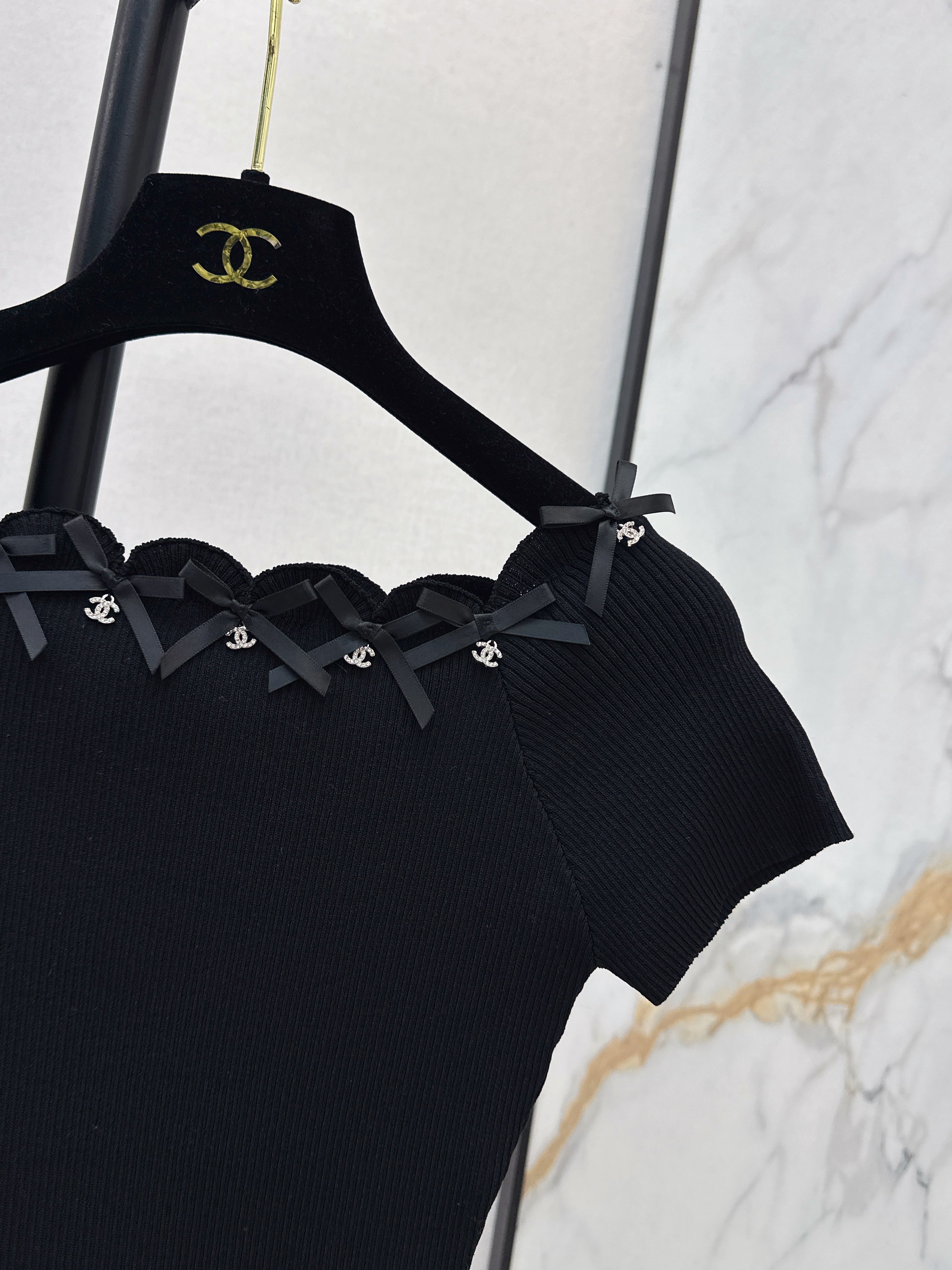 26SS New Hardware-Decorated Off-Shoulder Short-Sleeve Knit Top