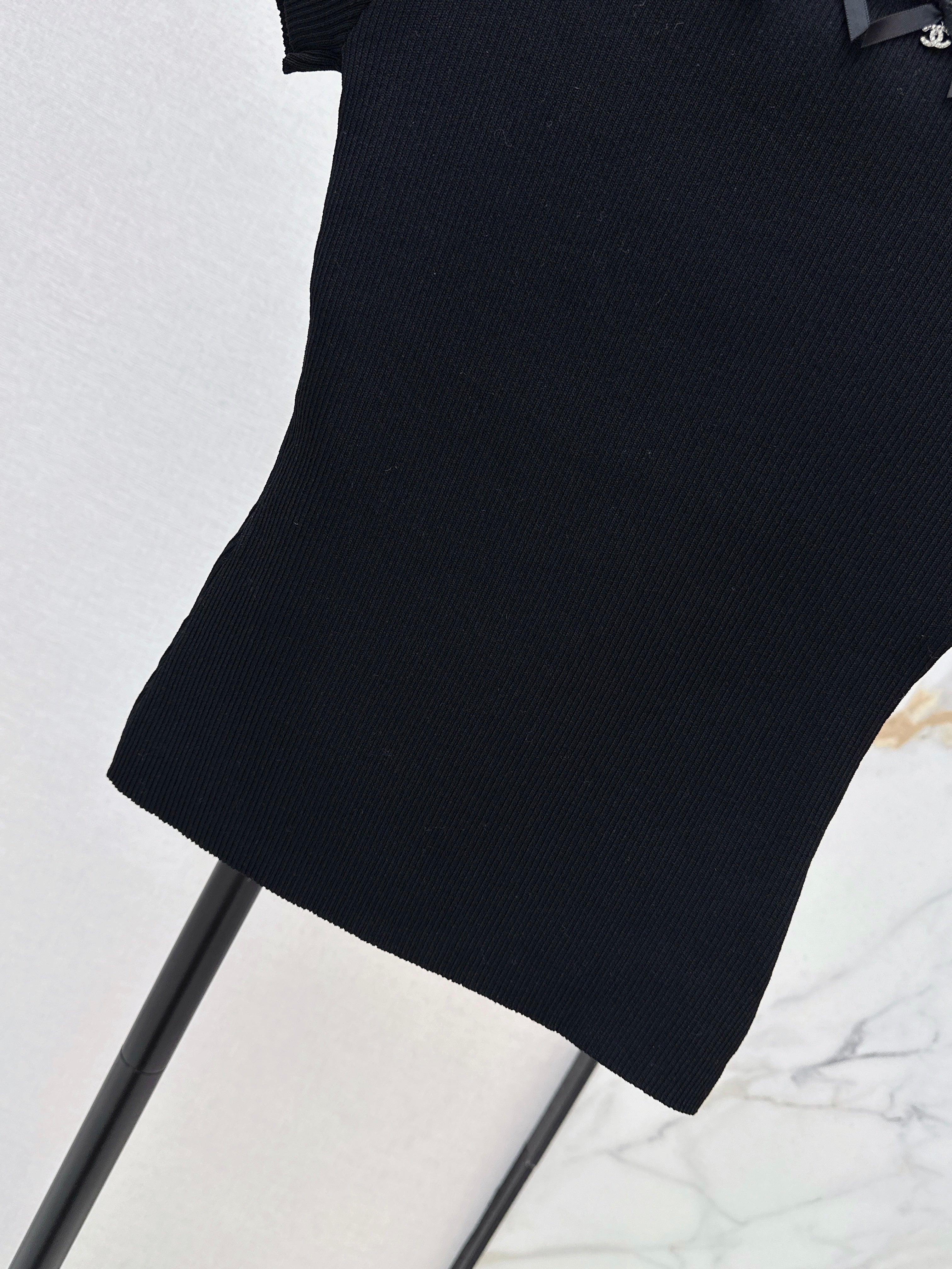 26SS New Hardware-Decorated Off-Shoulder Short-Sleeve Knit Top