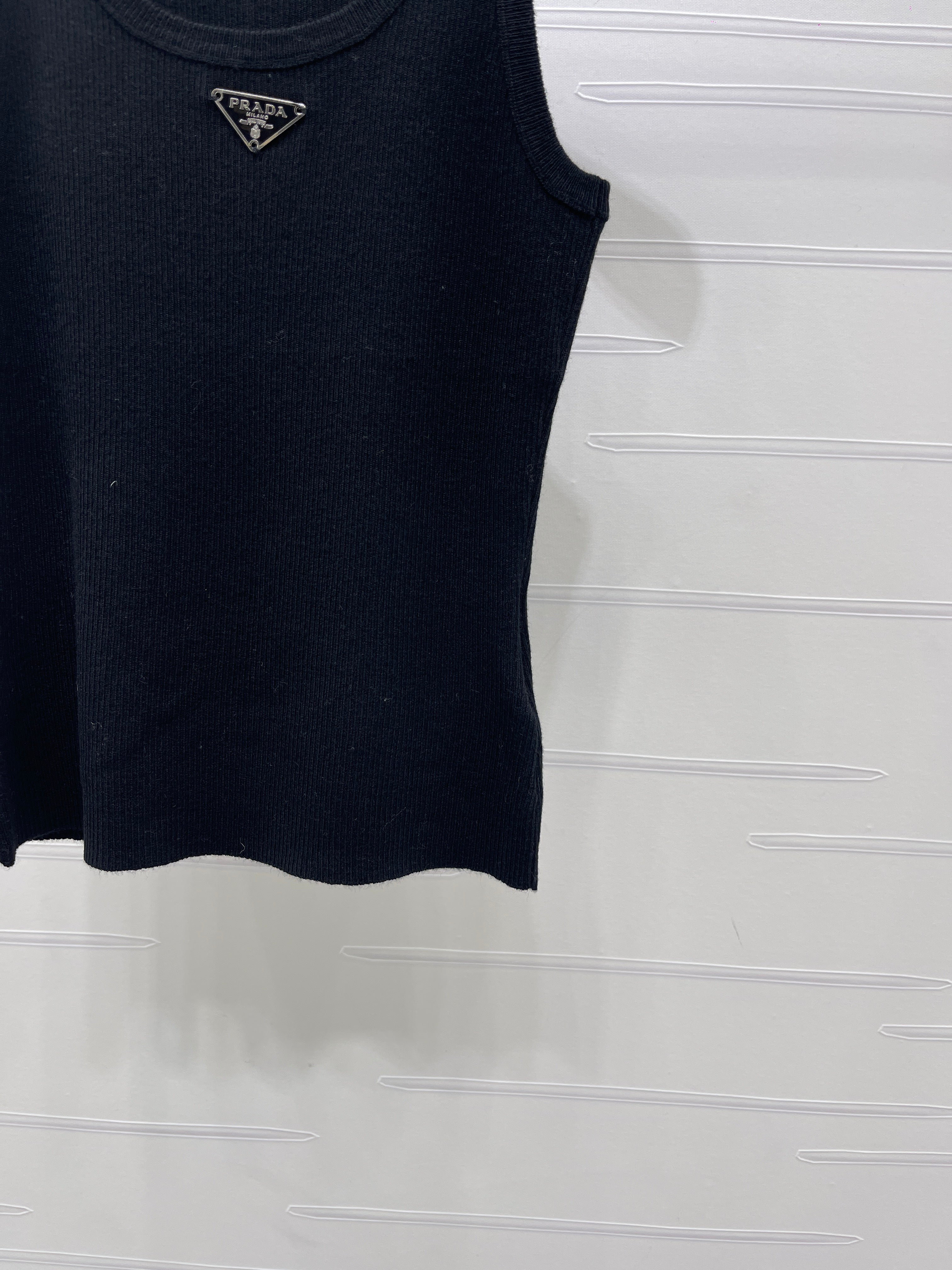 26NEW U-neck knitted vest