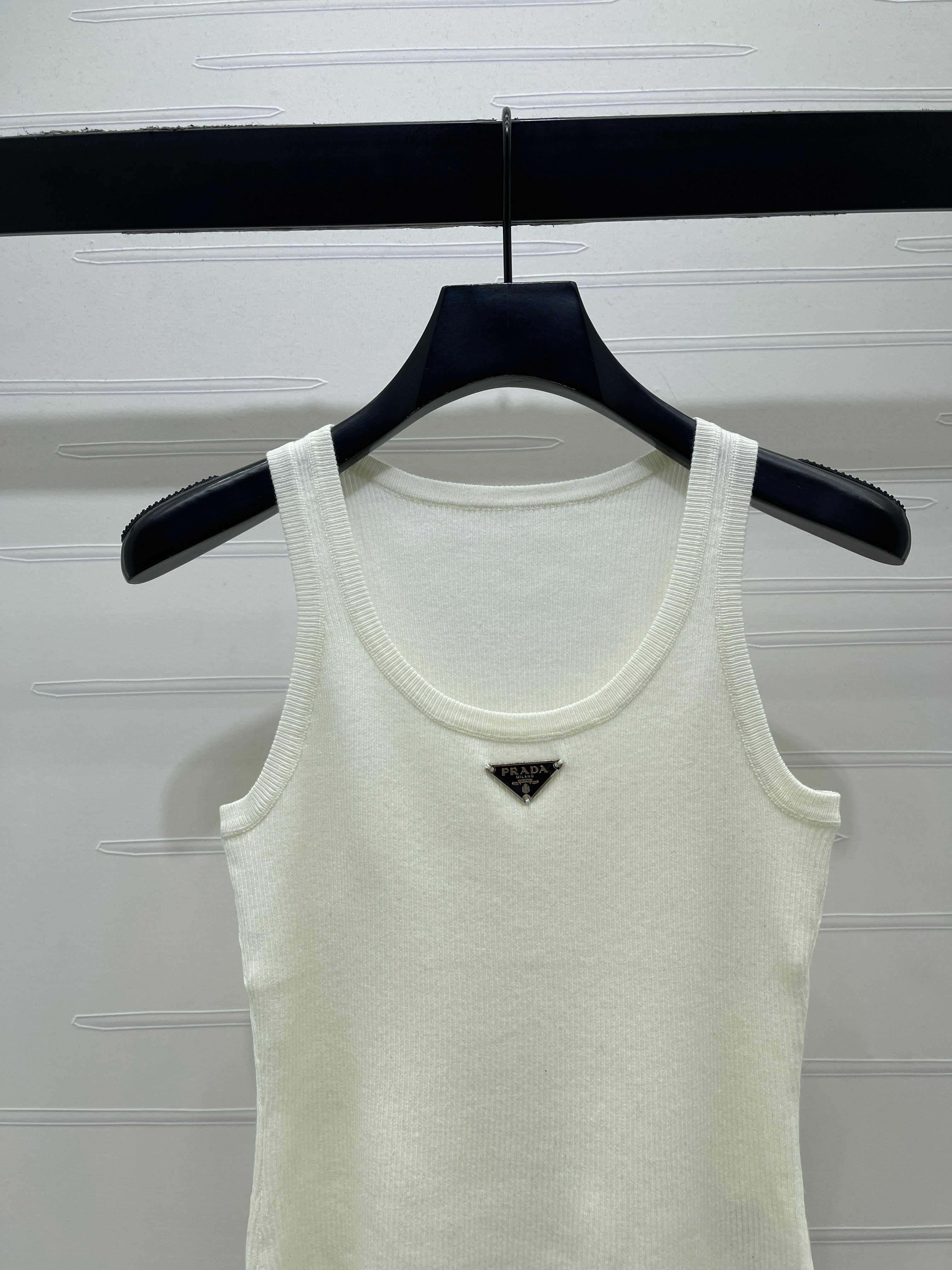26NEW U-neck knitted vest