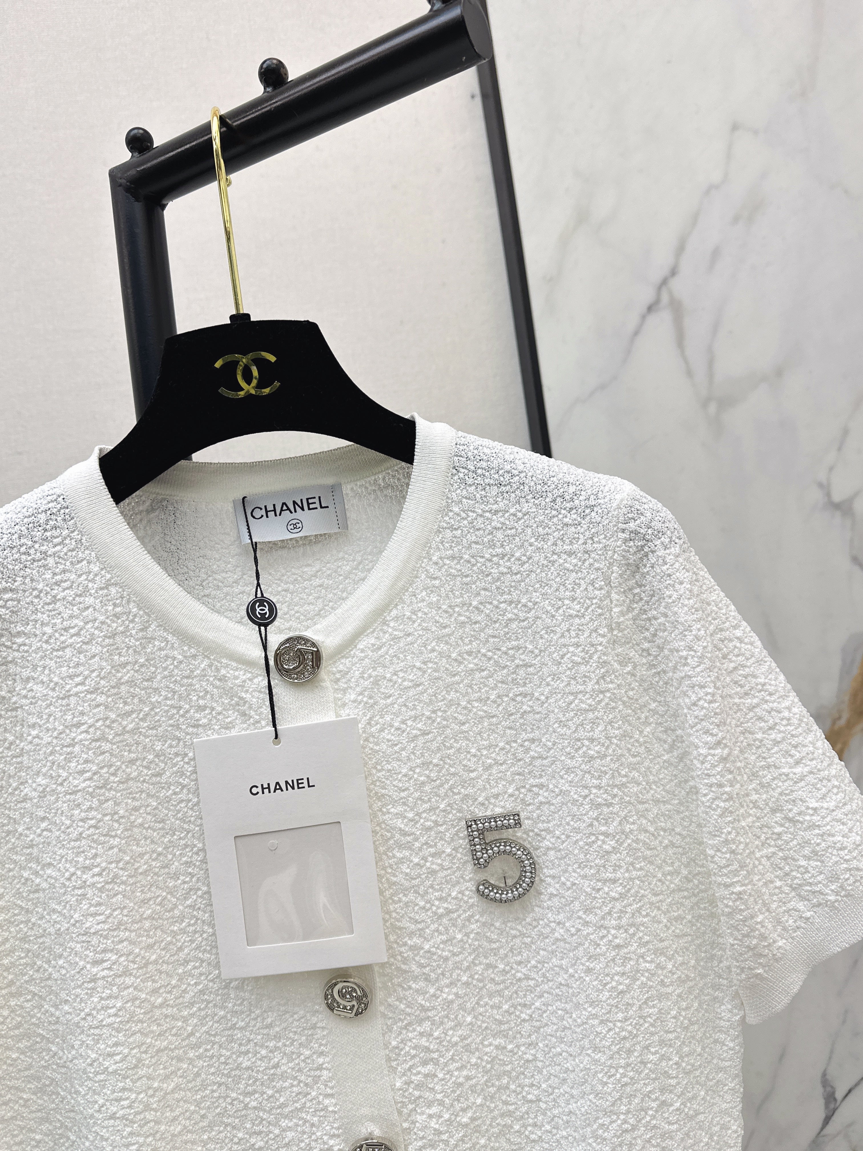 26SS Spring/Summer Latest Style: Short-Sleeve Knit Top with Hardware Embellishment