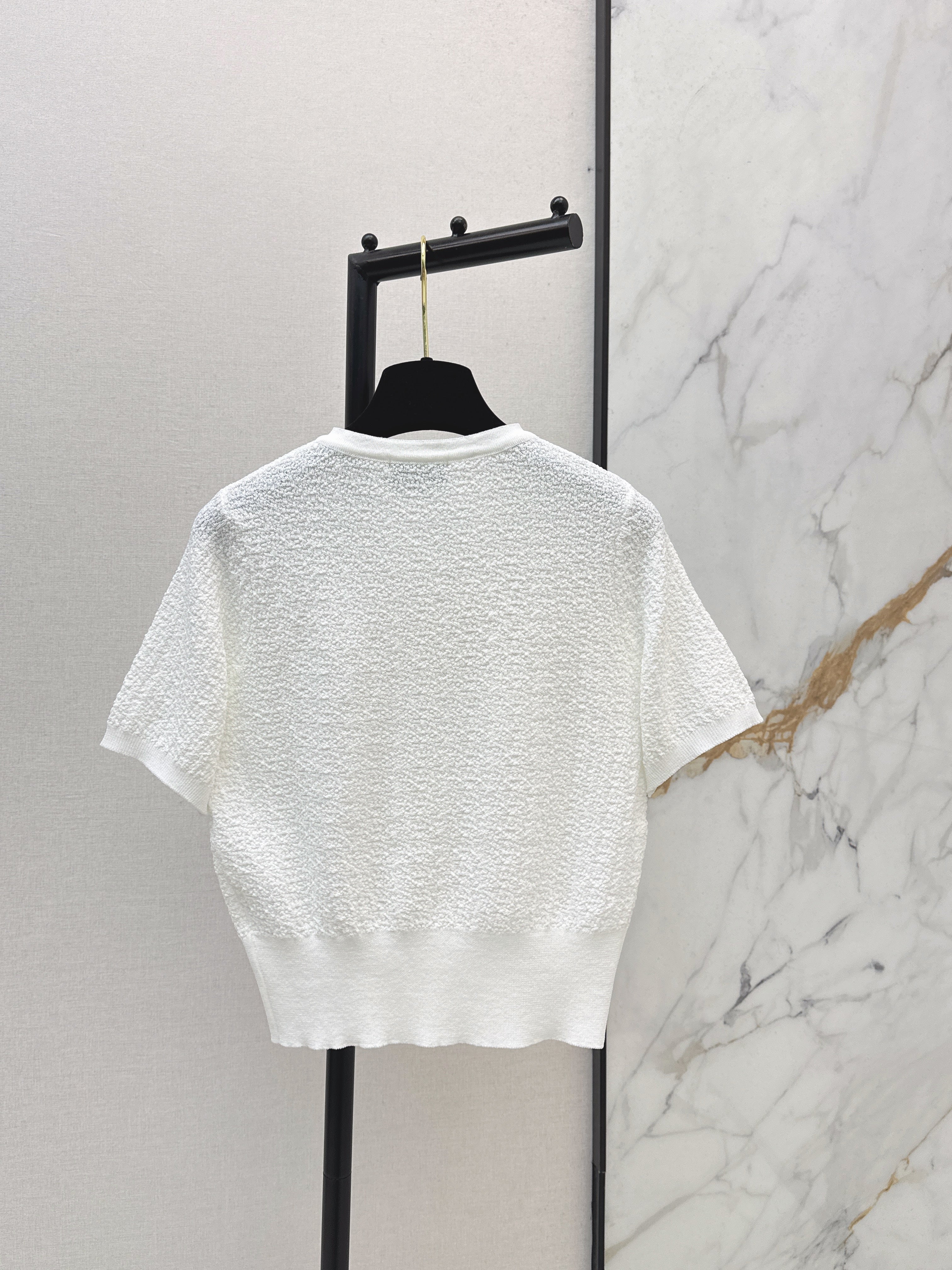 26SS Spring/Summer Latest Style: Short-Sleeve Knit Top with Hardware Embellishment