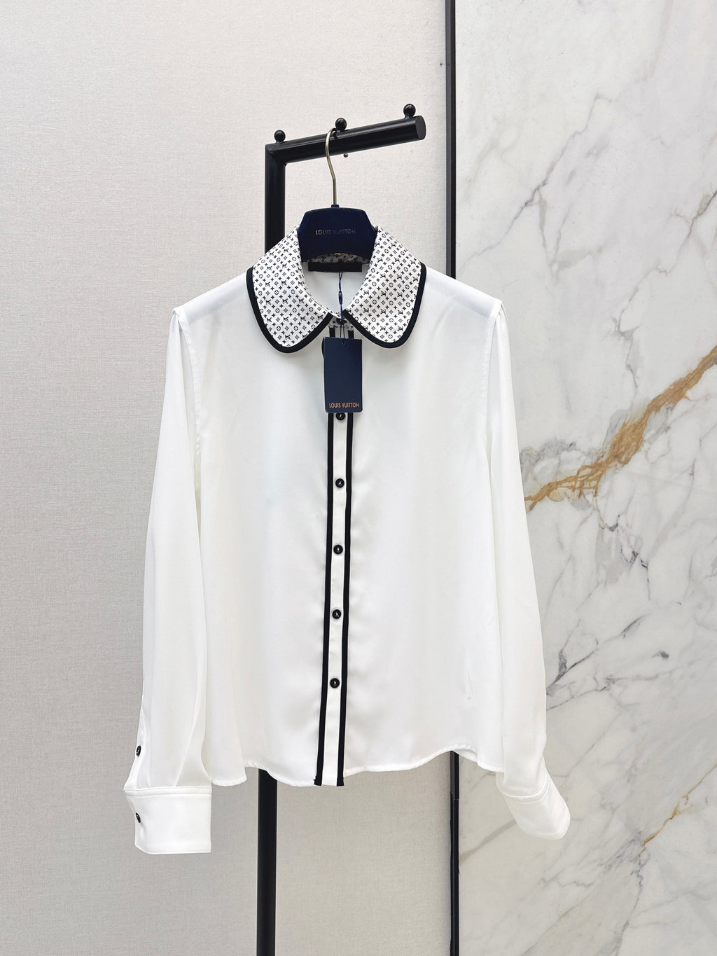 26SS White Shirt with Contrast-Color Streamer Detail