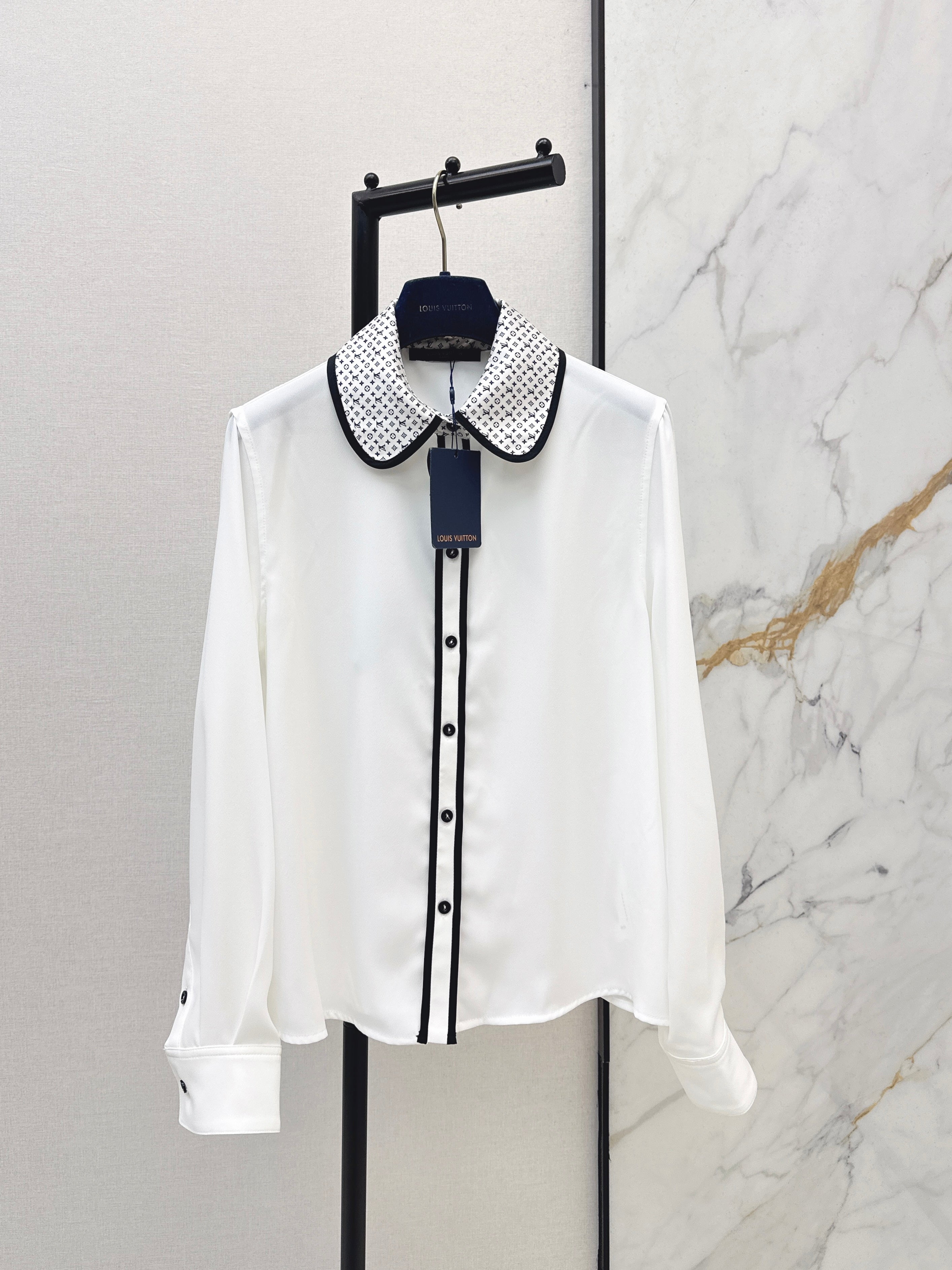 26SS White Shirt with Contrast-Color Streamer Detail