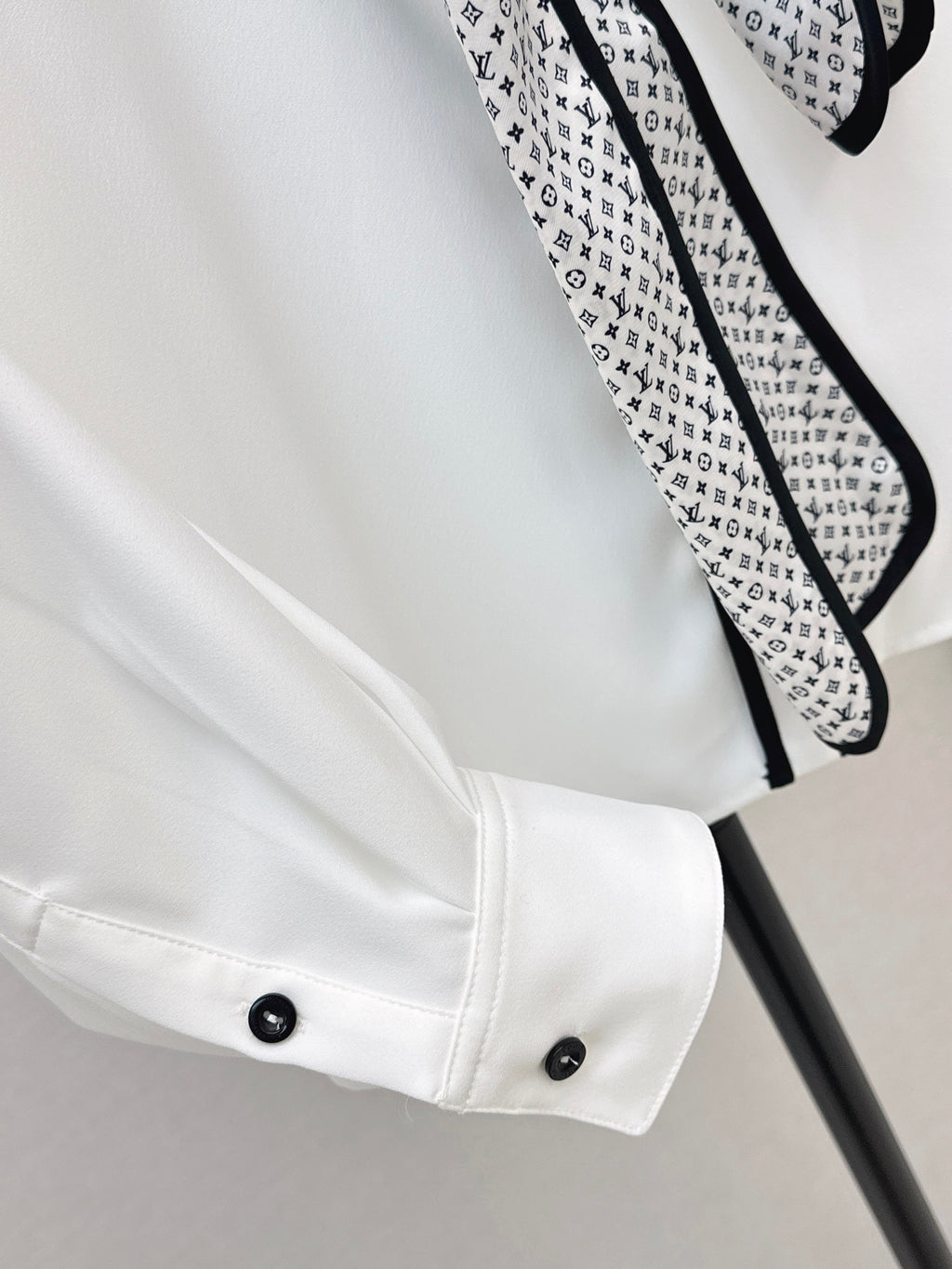 26SS White Shirt with Contrast-Color Streamer Detail