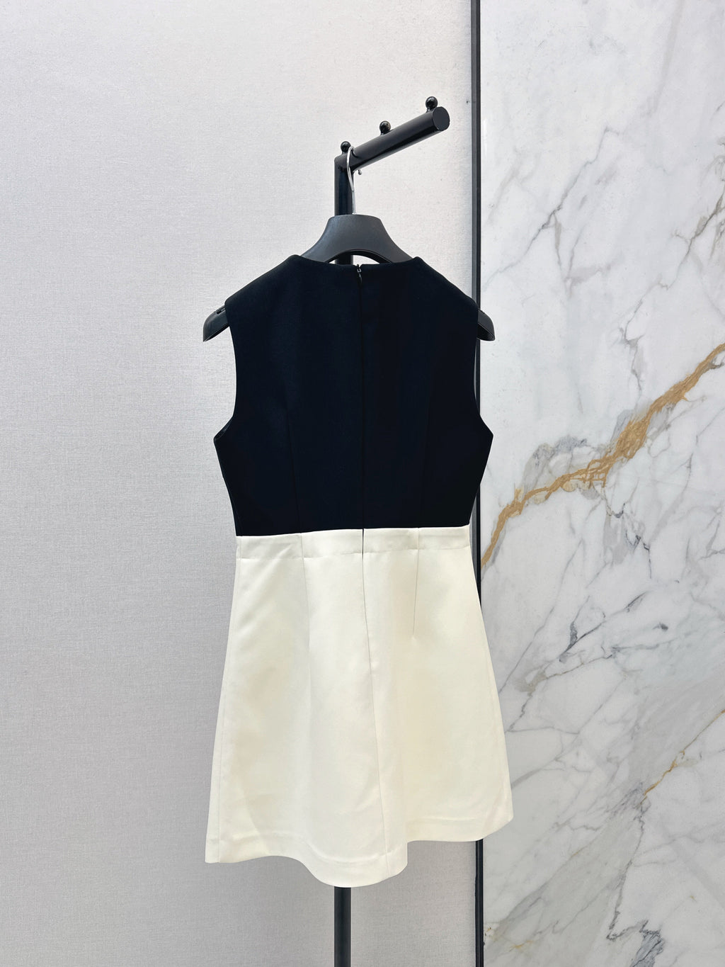 26SS Black & White Color-block Sleeveless Dress