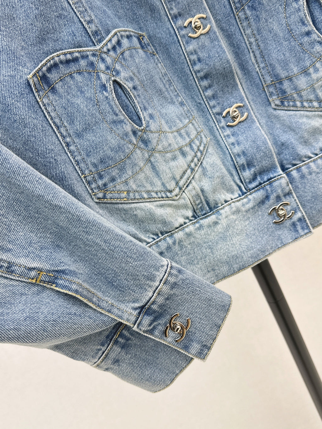 26NEW Pocket-Detail Denim Jacket