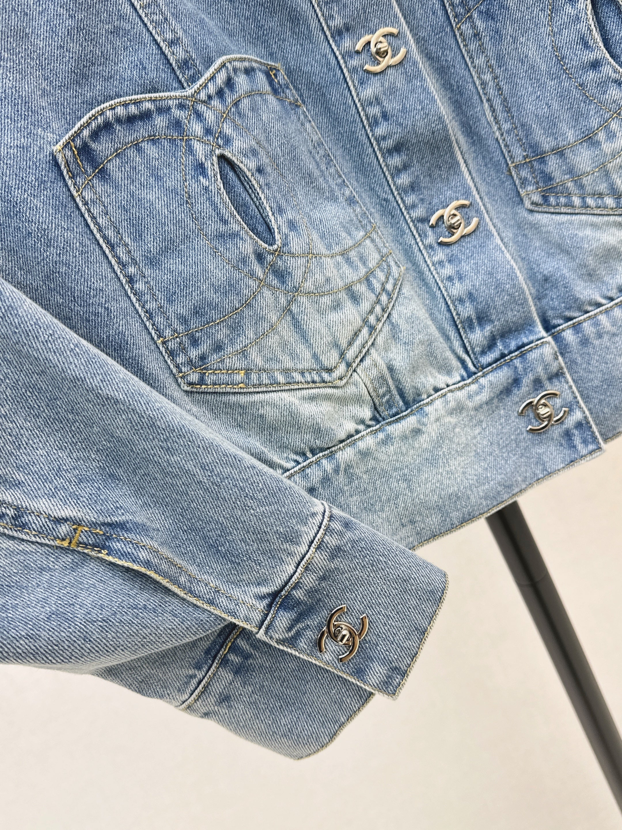 26NEW Pocket-Detail Denim Jacket