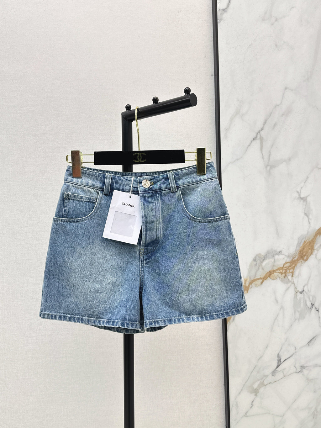 26NEW Pocket-Detail Denim Shorts