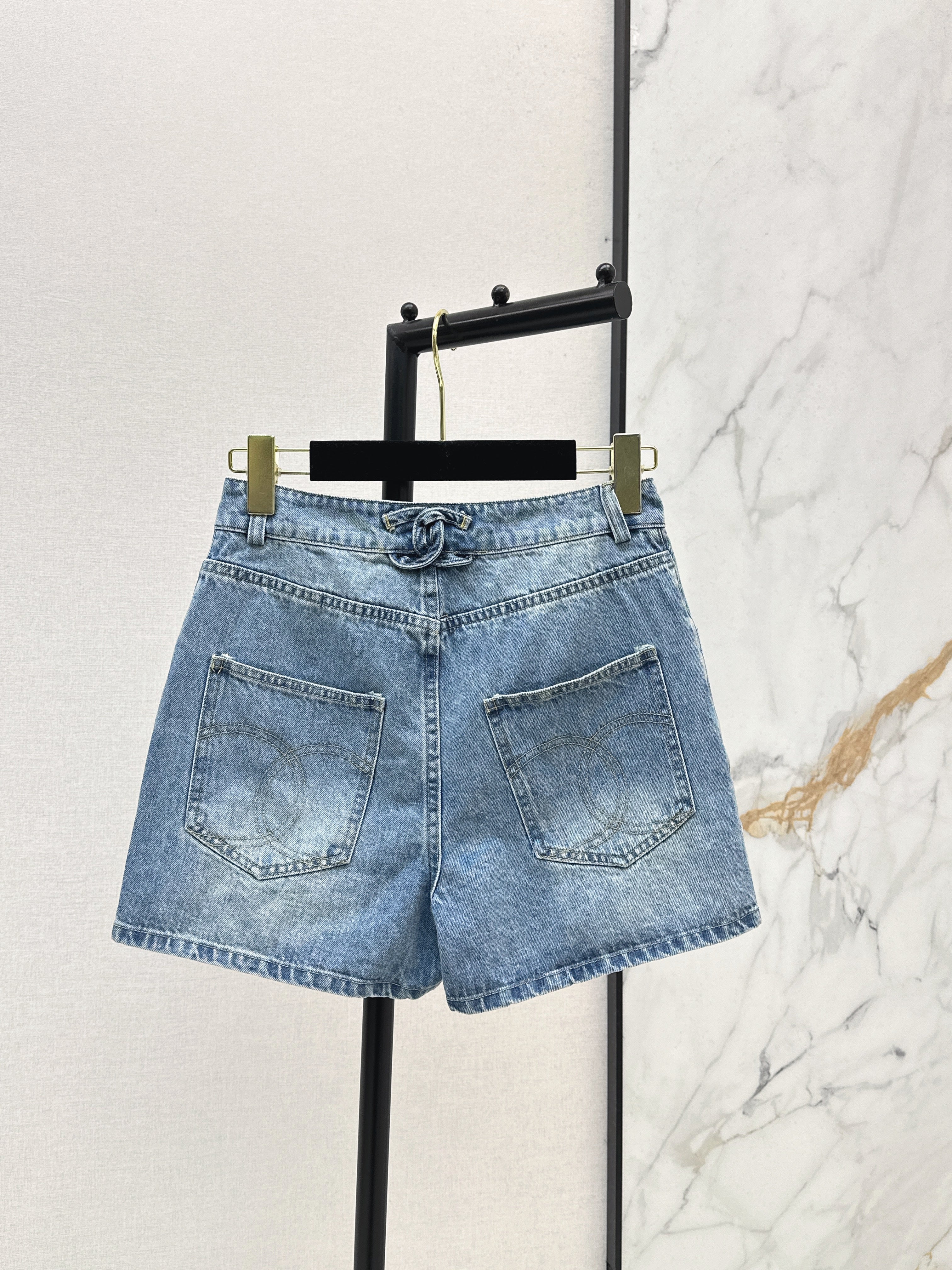 26NEW Pocket-Detail Denim Shorts