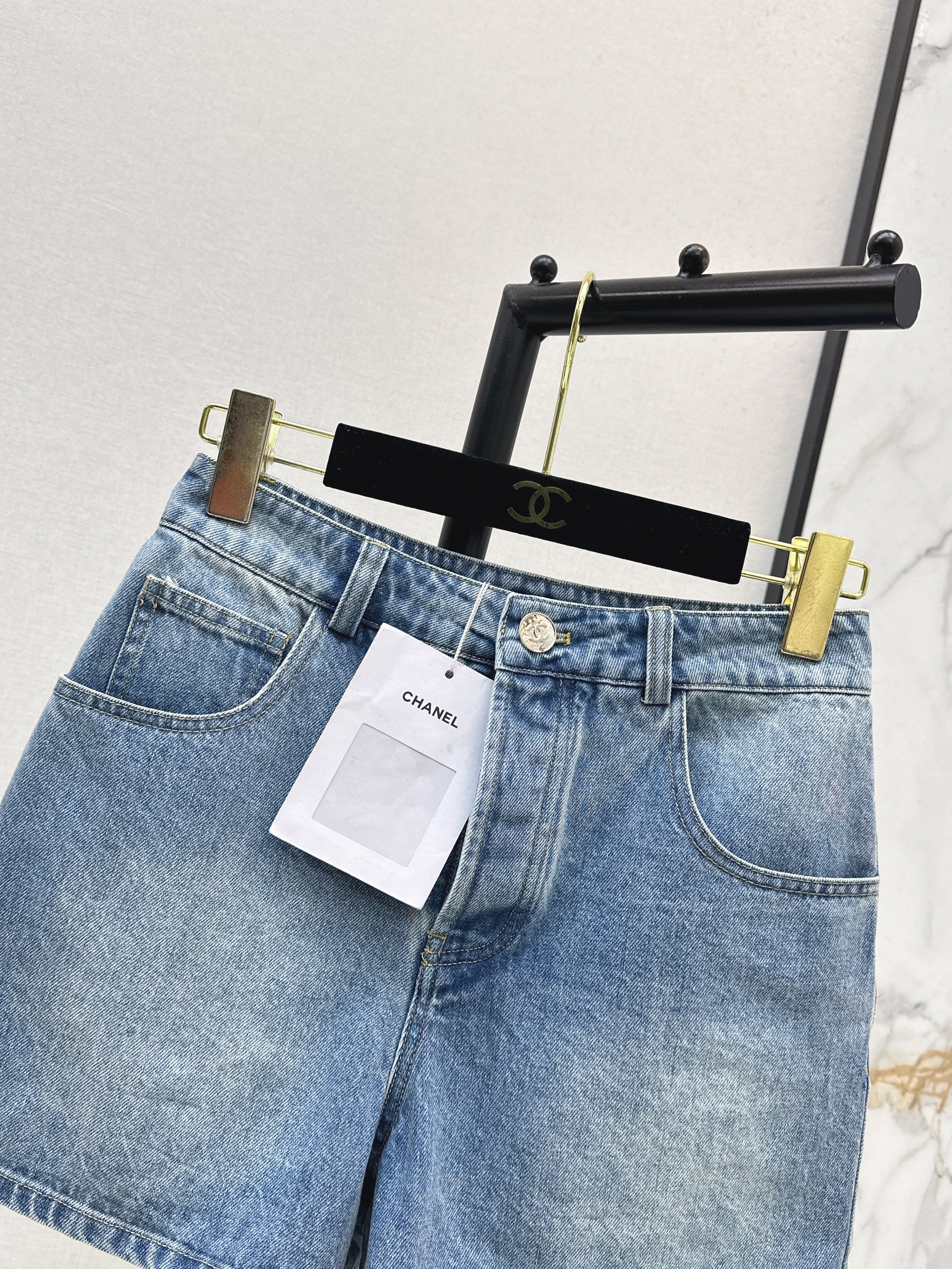 26NEW Pocket-Detail Denim Shorts