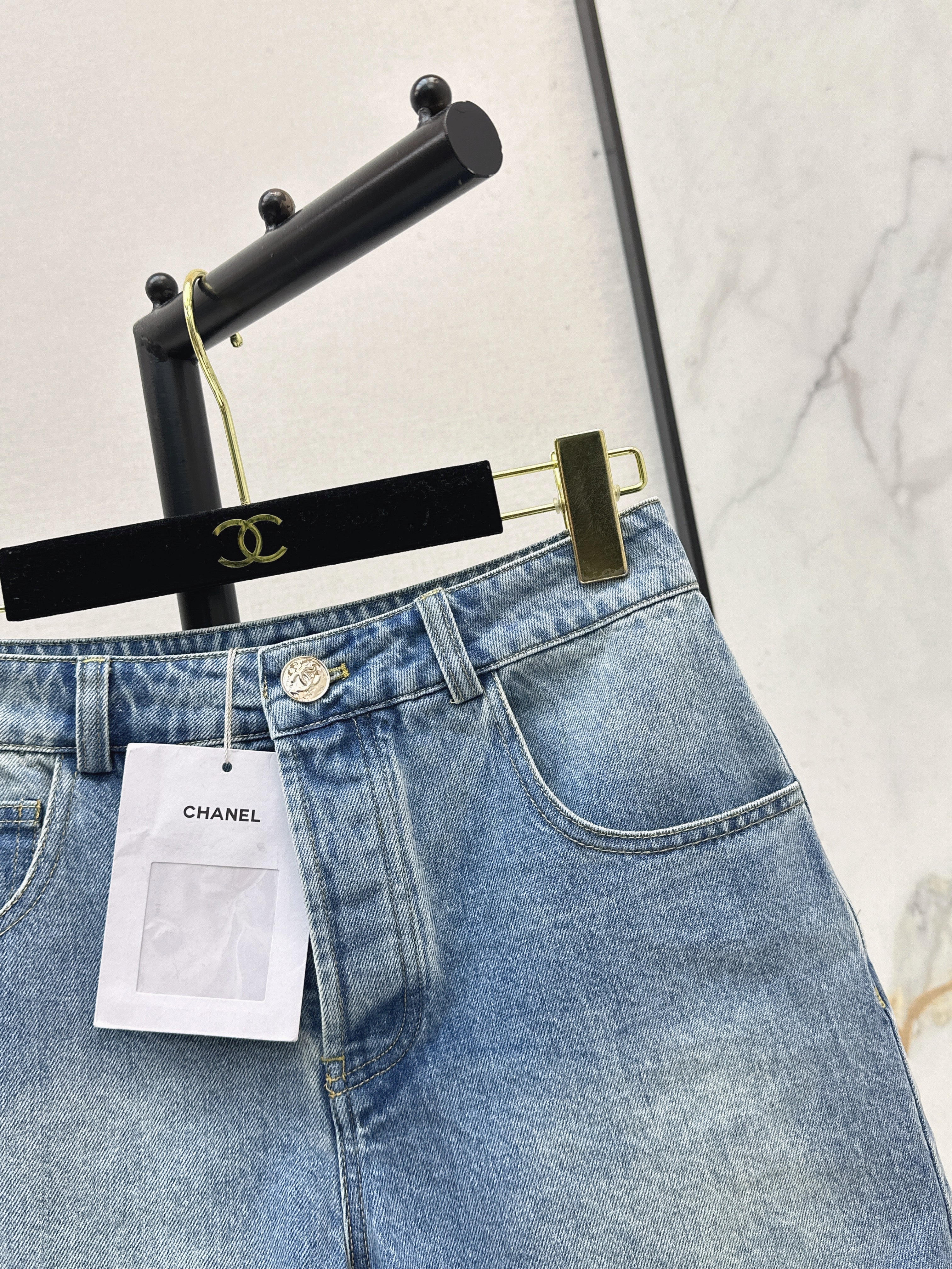 26NEW Pocket-Detail Denim Shorts