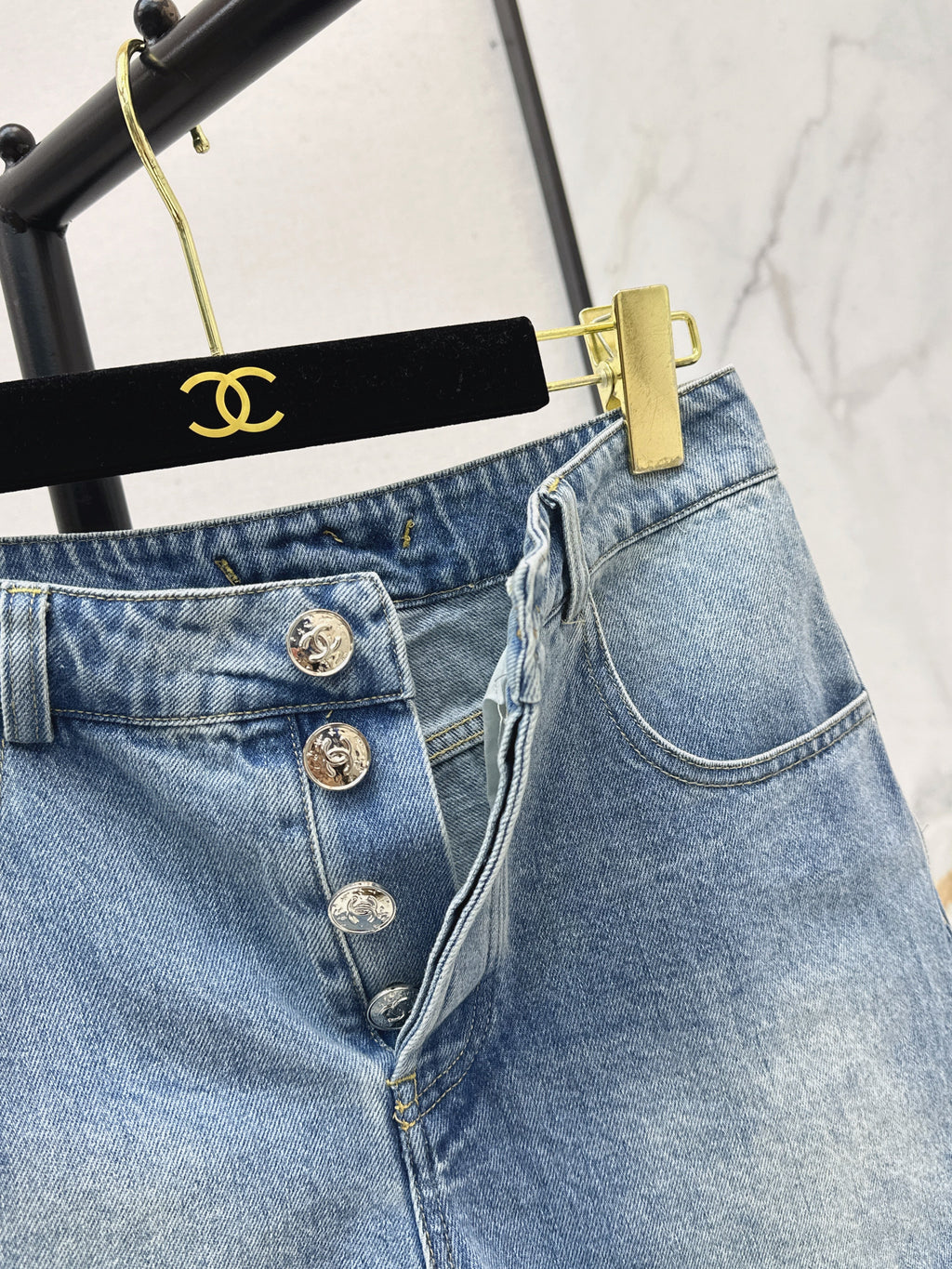 26NEW Pocket-Detail Denim Shorts