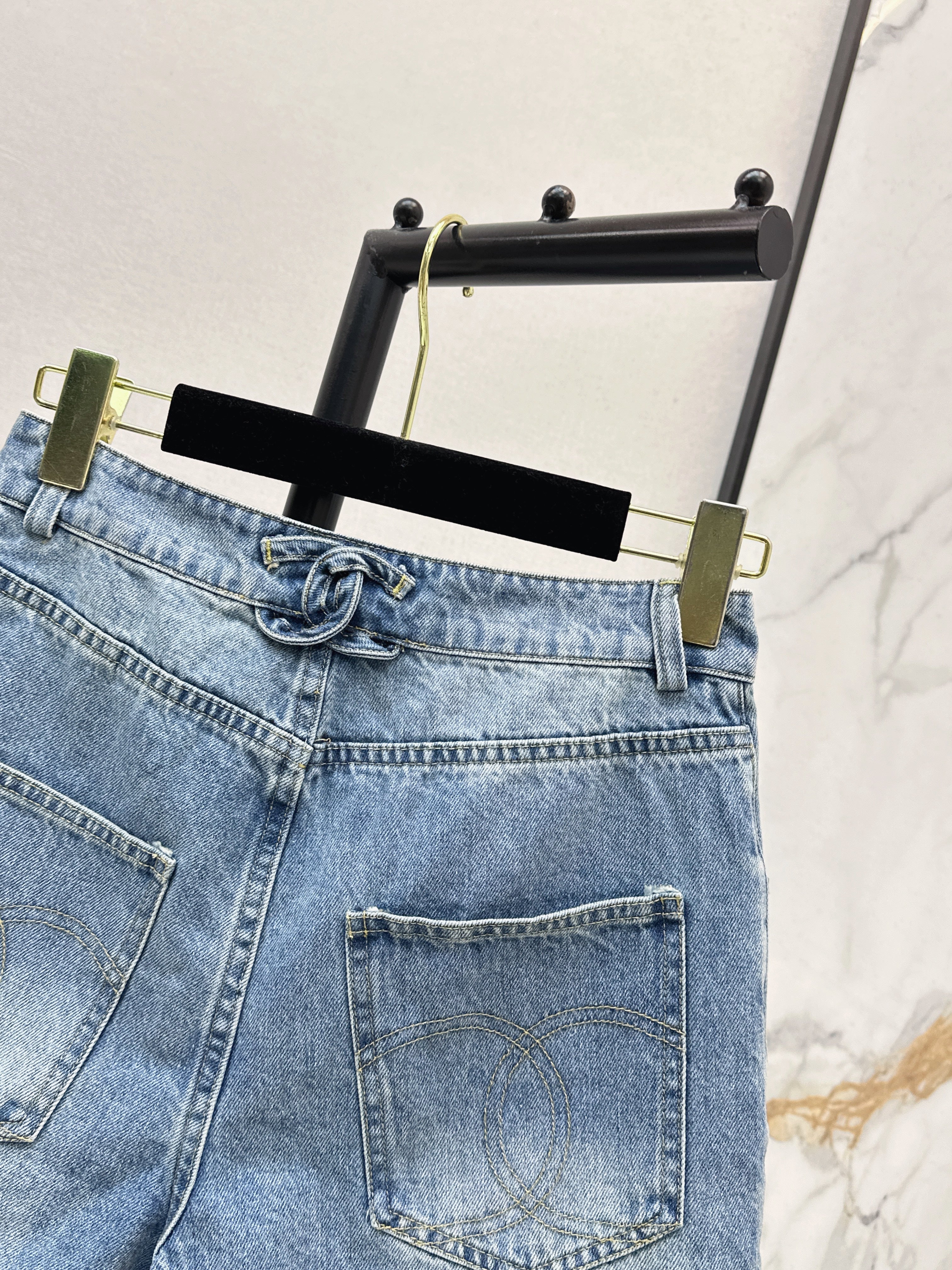26NEW Pocket-Detail Denim Shorts