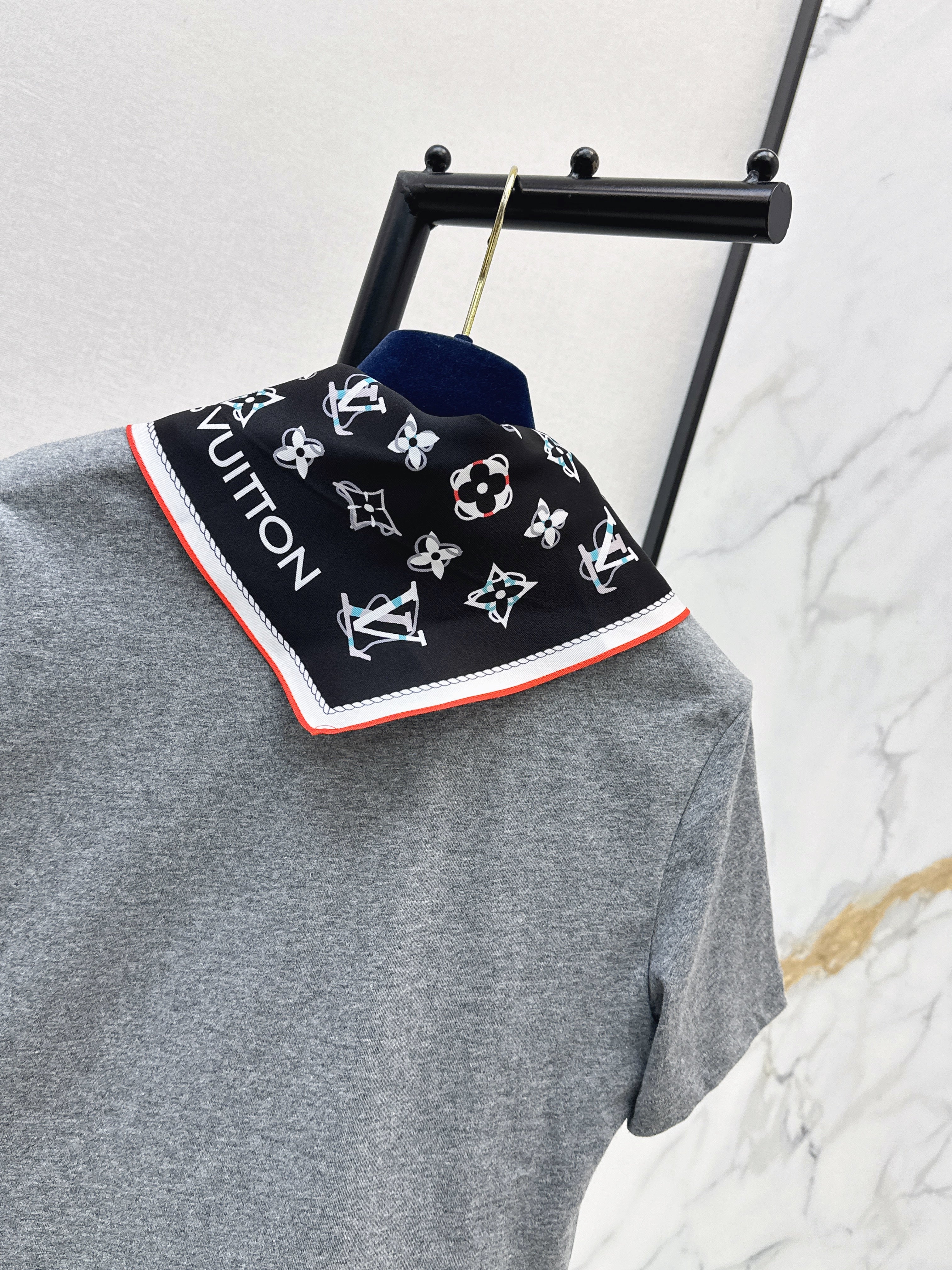 26SS New Arrival: Short-Length T-Shirt with Printed Silk Scarf Embellishment