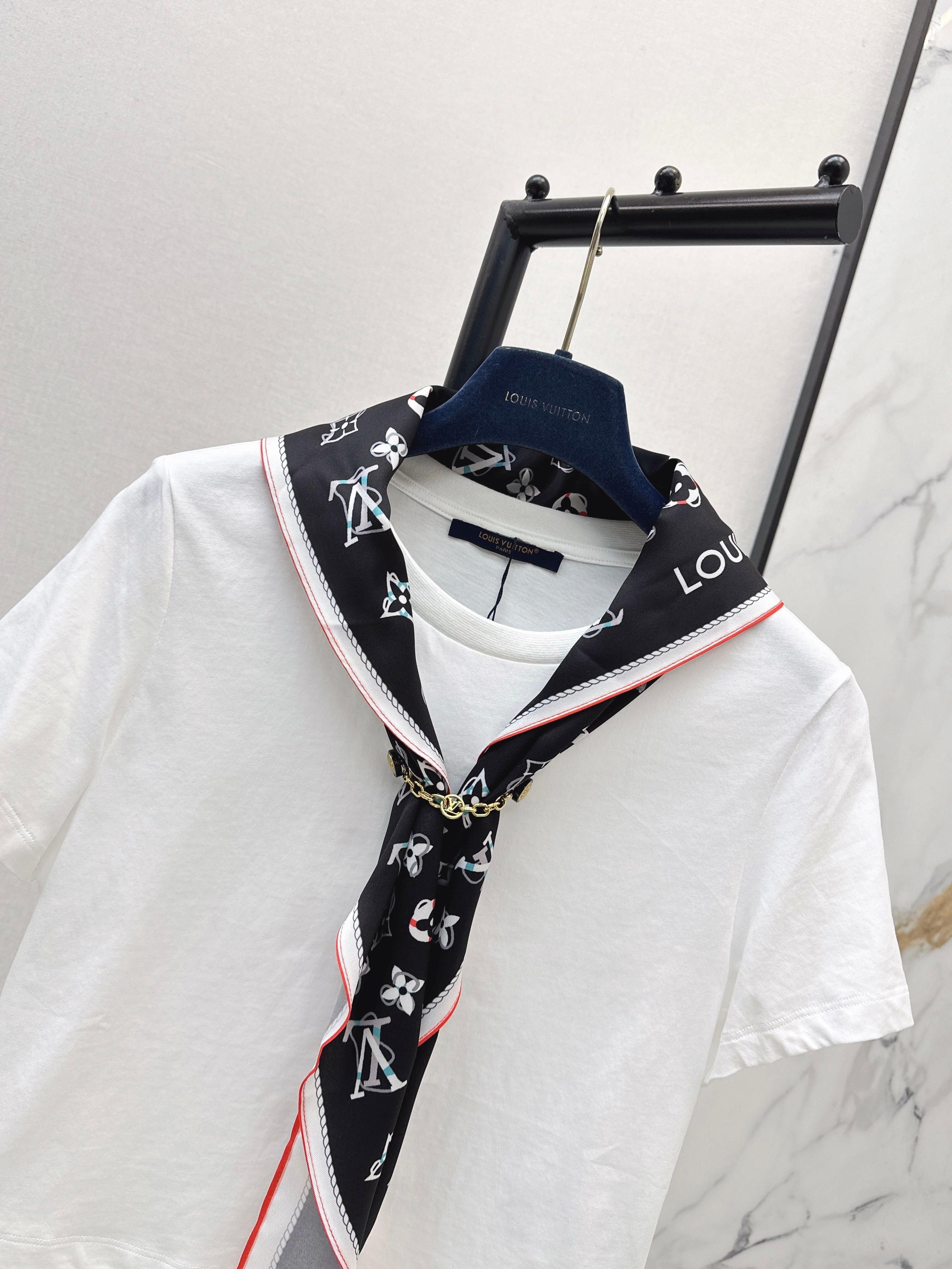 26SS New Arrival: Short-Length T-Shirt with Printed Silk Scarf Embellishment