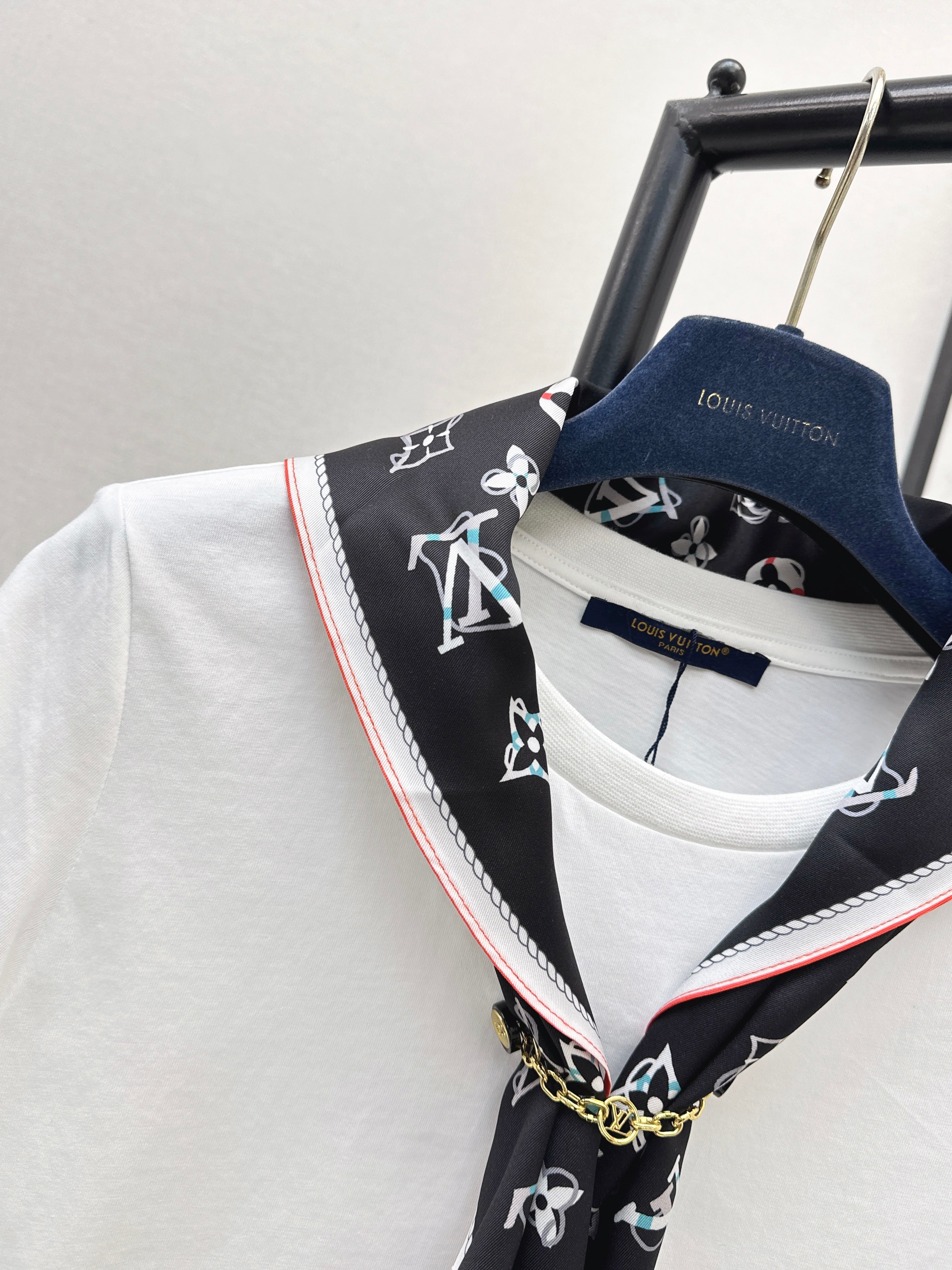 26SS New Arrival: Short-Length T-Shirt with Printed Silk Scarf Embellishment