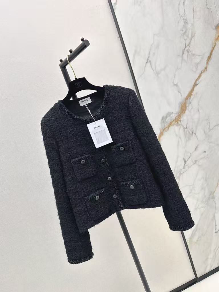 The latest fall/winter style, a versatile black woven jacket.