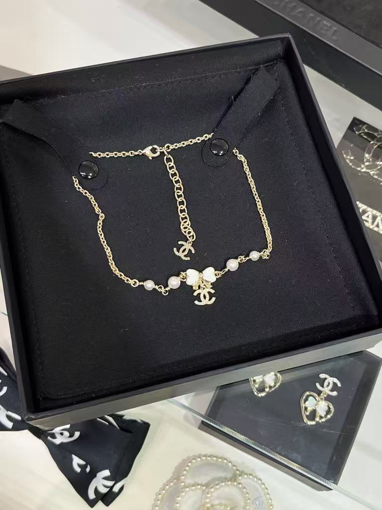 New white enamel bow necklace with diamonds and pearls