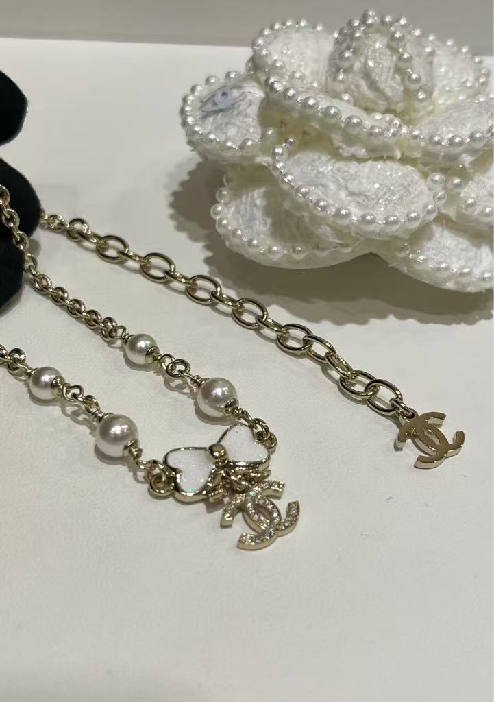New white enamel bow necklace with diamonds and pearls