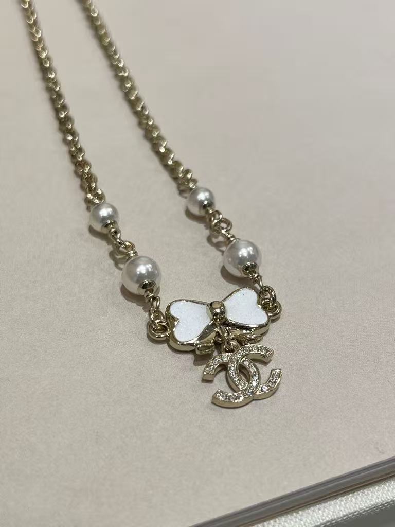 New white enamel bow necklace with diamonds and pearls