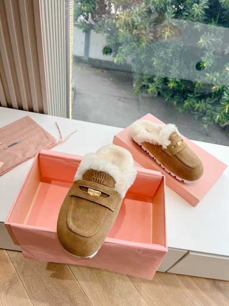 Thick-soled, British-style, closed-toe slippers