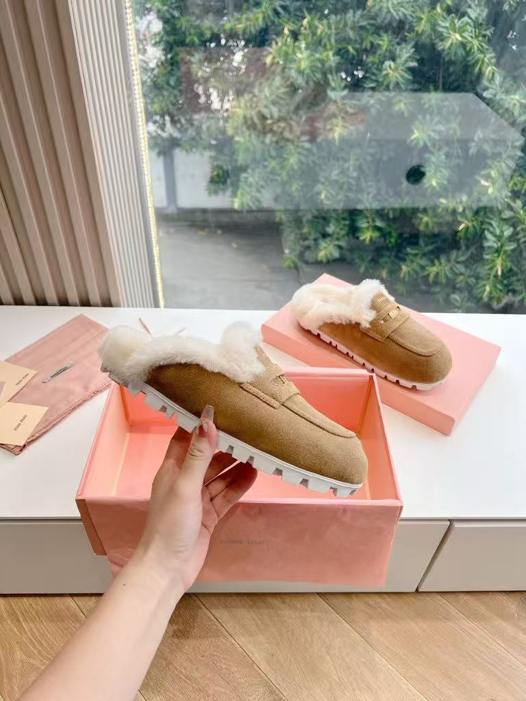 Thick-soled, British-style, closed-toe slippers