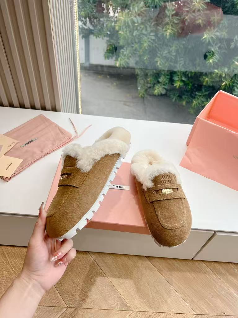 Thick-soled, British-style, closed-toe slippers