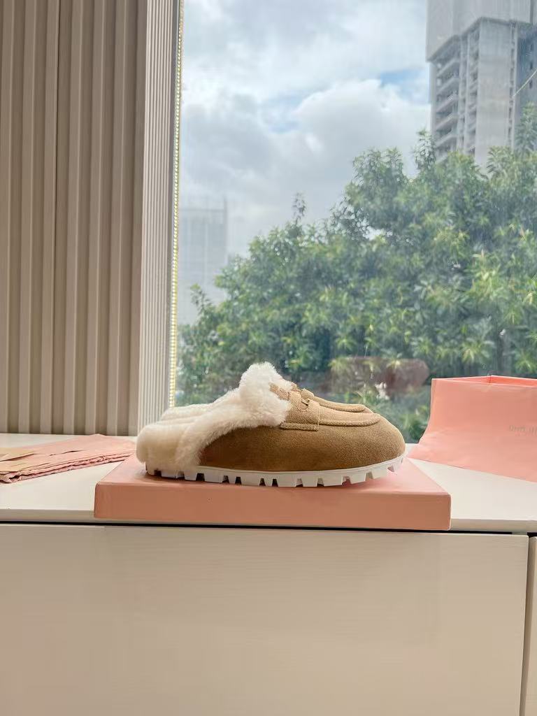 Thick-soled, British-style, closed-toe slippers