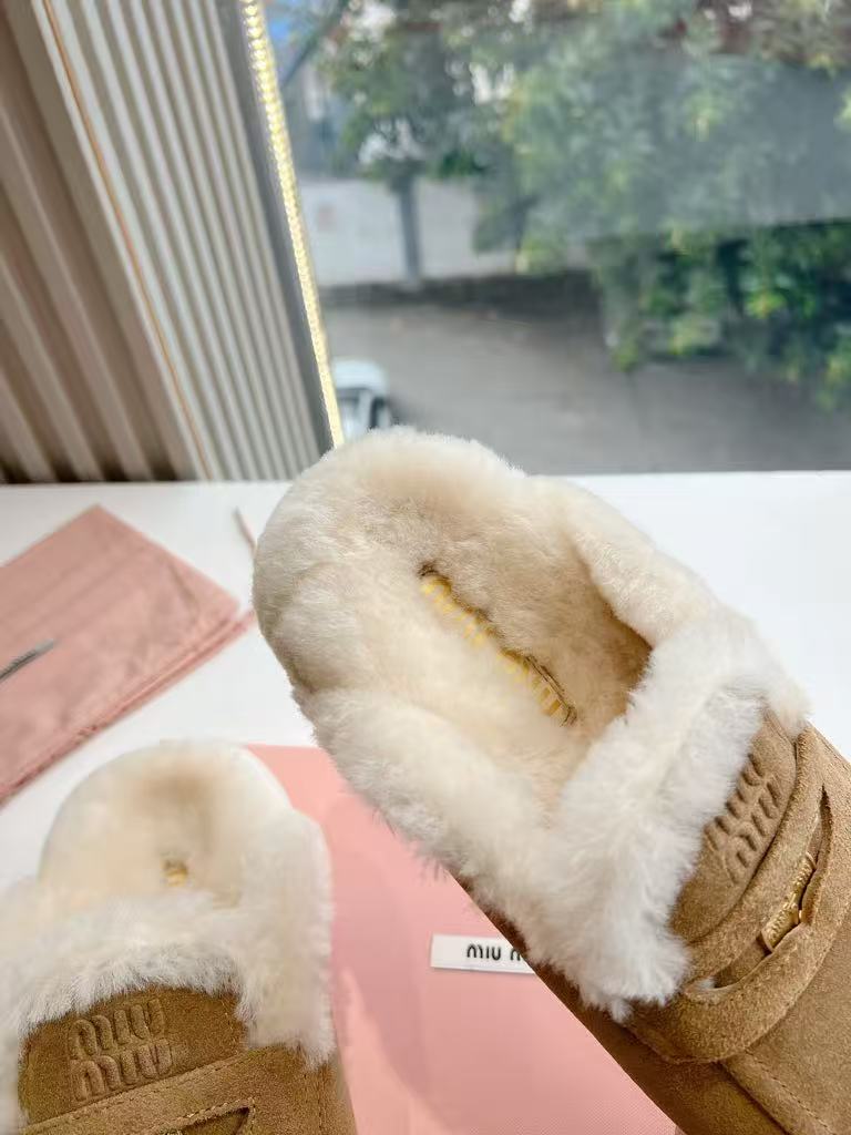 Thick-soled, British-style, closed-toe slippers