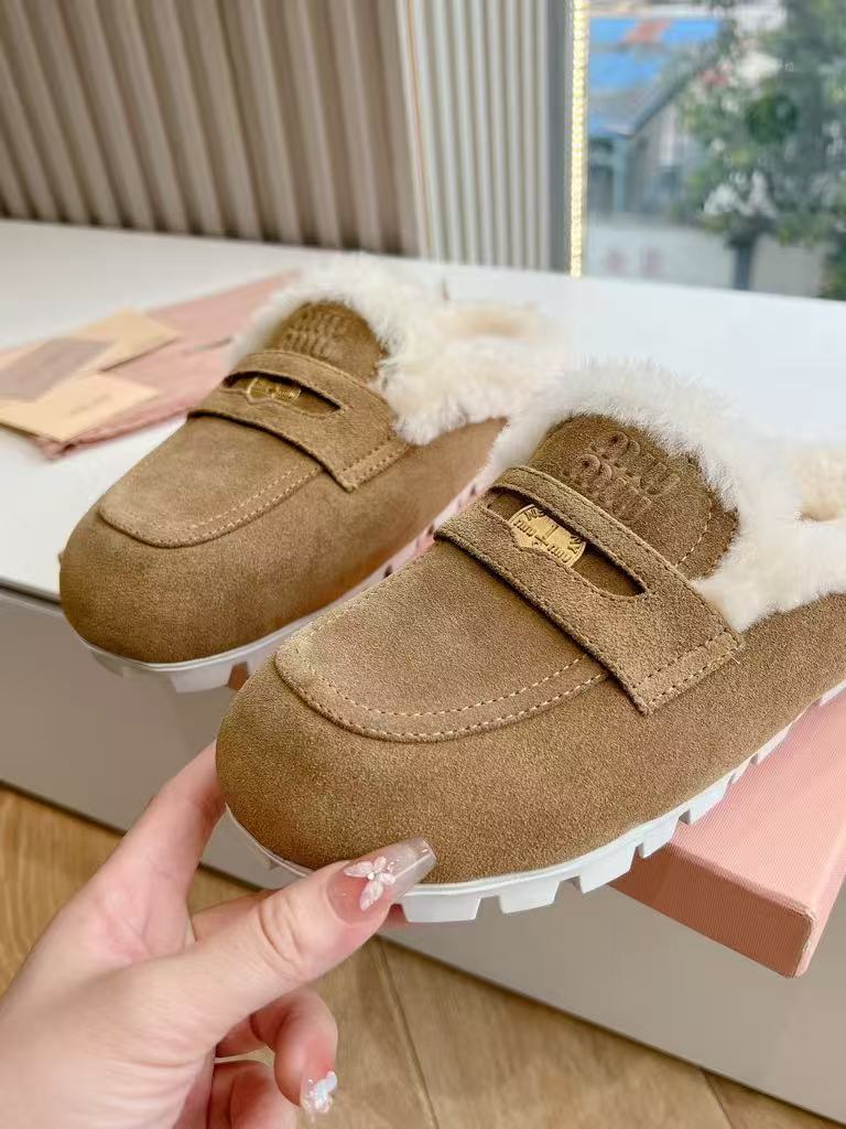Thick-soled, British-style, closed-toe slippers